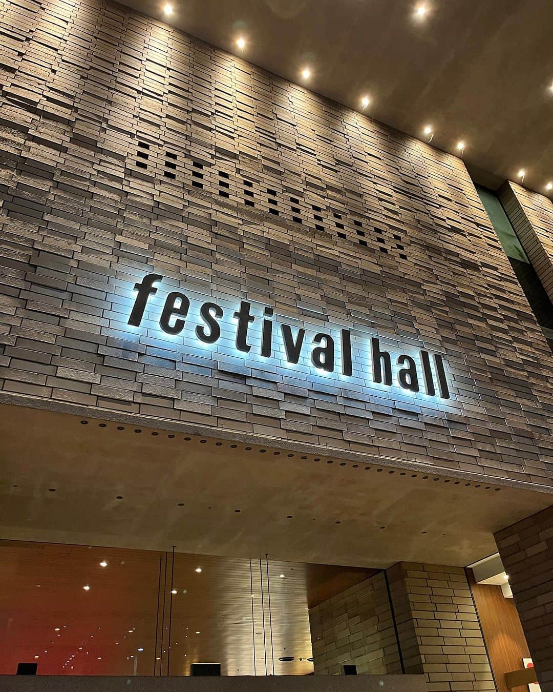 タケモトコウジのインスタグラム：「昨夜はフェスティバルホールでした。  素敵な夜の記念に人生初のアクリルスタンドを購入しました。」