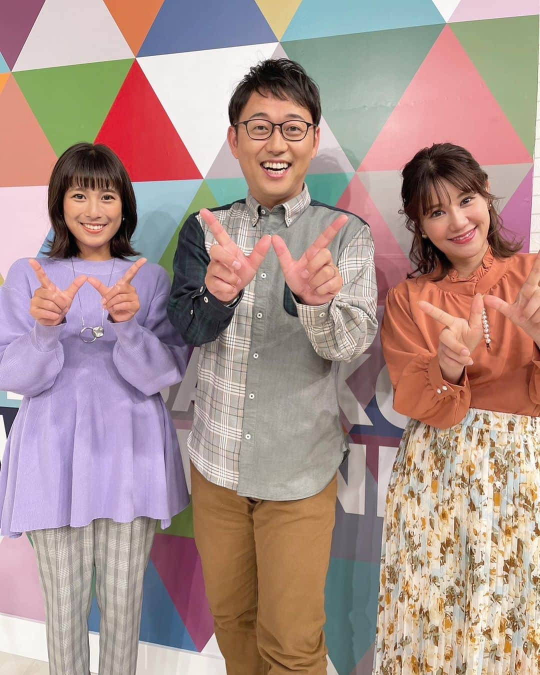 鈴木まりやさんのインスタグラム写真 - (鈴木まりやInstagram)「本日このあと11:55〜STV『どさんこWEEKEND』放送です🎵  今回は社交ダンスの大木ペアに密着です💃 見た方、それぞれがきっと色んな気持ちになって心を動かされてしまうはず…！  私は収録中に涙を堪えたら鼻水が出てきてしまいましたが、そんなことはどうでもいいくらいの人としても素晴らしい生き様を見させていただけます❣️  是非ご覧いただきたいです🌷  そして、今週の男性アナウンサーさんは岡崎さんです🌸 岡崎さんは最近お風呂に天然塩を入れているということで、早速収録の日真似してみました🎵  どのくらいいれたらいいかわからず大さじ5くらいかな？ ドバーっといれたら、なんだかじんわりと気持ちのいい汗がかけた気がしました💚 調べてみたところによると、塩が水に溶け込むと毛穴の汚れを取ってくれたり、高い殺菌効果で美肌が期待できるとか☺️ 皆さんも是非真似してみてください🌞  いつも可愛くて元気いっぱい美波ちゃんと、 STVイチ熱い男岡崎アナウンサーという 太陽のように周りを明るく照らしてくれるお2人と一緒にお届けいたします♡  #stv #どさんこWEEKEND @dosanko_weekend  #佐々木美波　ちゃん @minami_sasaki_stv  #岡崎和久　さん @okazaki_kazuhisa_stv  #社交ダンス」9月23日 8時15分 - mariyannu_official