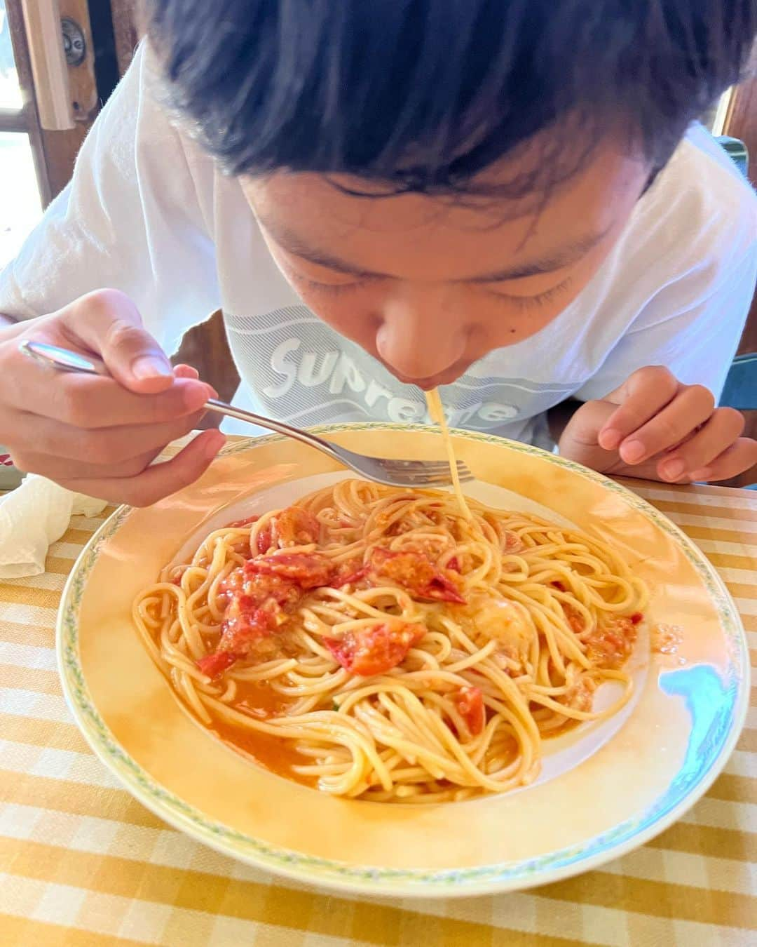 甘糟記子さんのインスタグラム写真 - (甘糟記子Instagram)「京都旅行も終わり、敬老の日はカステラ焼いて実家へ行ってきました\(//∇//)\  カステラが1番喜ばれる（笑）  そしてせっかく行ったからには！と、  子供達が近所のイタリアン　アンジェに行きたいと言うのでランチ(๑>◡<๑)  ここのシーフードのクリームパスタが好き\(//∇//)\ あと鶏の小悪魔風ってのもニンニクたっぷりで美味しいのです(๑>◡<๑)  お家ではチビ達がお母さんの肩揉みサービス（笑）  息子殿はめっちゃ力強く  なったし、姫はぼちぼち強くなったし、いい感じなのです(#^.^# )  そして帰りには小田急デパートにある小川軒にて、季節のセゾンウィッチを購入！  このキャラメルりんごが好きなんだ╰(*´︶`*)╯♡  あとバターサンドって生地がしっとりしてるのが多いけど、ここで買うと生地がザクザクしててめっちゃ美味しいの\(//∇//)\  何個でもいける（笑）  最後の一枚は、ガオに奈良土産でもらったんだけど、このグラノーラが美味しくて朝のヨーグルトによく合う！ こんなに入って400円くらいって言ってたかな？  今度お店も行ってみたいわ(๑˃̵ᴗ˂̵)  ありがとね！  #敬老の日#カステラ#手作りカステラ#手作り#息子殿姫#息子殿#姫#グラノーラ#湘南海岸公園 #アンジェ」9月23日 8時10分 - norihey924