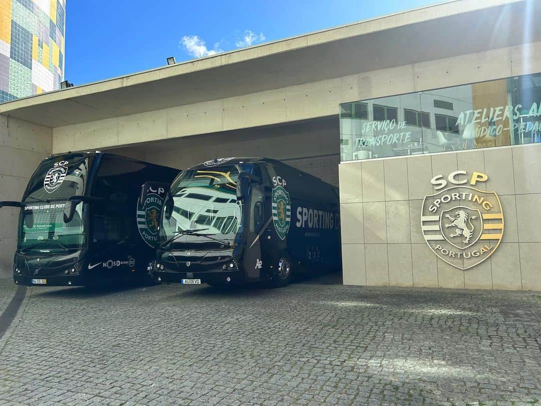 瀬崎一耀さんのインスタグラム写真 - (瀬崎一耀Instagram)「リスボンにあるスポルティングCPのホームEstádio José Alvalade🇵🇹  最近実況を担当することが多いのでご紹介します！ 守田英正選手が中核を担って奮闘しているクラブです🟢 ベンフィカ、ポルトと並ぶTres grandes(3強)の一角で全国にサポーターがいます！  ポルトガルが大躍進した2004年のEUROに合わせて改築された比較的新しいスタジアム  現在はチームカラーの緑一色に中も外も塗られている最中とのことですが、僕が行った時はまだ黄色と白も混ざった爽やかなモザイク模様でした👍🏻  チームの出身で最も有名なのは、現役選手ながら既にアカデミーの名前にもなっているクリスティアーノロナウド選手 ミュージアムには彼のアカデミー時代の選手証が！ バランダス会長も度々今の子供達には「クリスティアーノロナウドを目指しなさい」と伝え、アカデミーの施設も拡張しているようです！  そしてスポルティングクラブというだけあってトロフィーの数がすごい！24種目のスポーツを抱えており、陸上の短距離で84年ロス五輪金メダルのカルロスペレスなどもいたクラブです🟢  近代的な複合型スタジアムの走りで、日本人的に目を引いたのは富山のラーメン屋でした笑(9枚目)営業していなかったのですが味が気になる、！！  10枚目はリスボンのオリエンテ駅(Gare do Oriente) 本など何かしらのマーケットが大体開かれているそうです 叫ぶと声が反響しそうな大きな洞窟のような駅でした🚉 20〜30分ぐらいでスタジアムに到着しますので、ポルトガル観光に行った際にはぜひ！  #ポルトガル #リスボン #海外サッカー」9月23日 8時20分 - ikko_sesaki