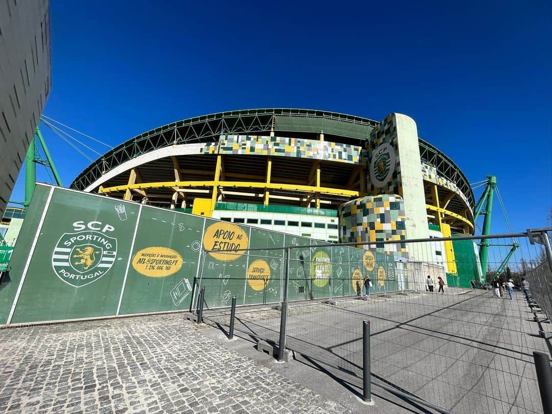 瀬崎一耀さんのインスタグラム写真 - (瀬崎一耀Instagram)「リスボンにあるスポルティングCPのホームEstádio José Alvalade🇵🇹  最近実況を担当することが多いのでご紹介します！ 守田英正選手が中核を担って奮闘しているクラブです🟢 ベンフィカ、ポルトと並ぶTres grandes(3強)の一角で全国にサポーターがいます！  ポルトガルが大躍進した2004年のEUROに合わせて改築された比較的新しいスタジアム  現在はチームカラーの緑一色に中も外も塗られている最中とのことですが、僕が行った時はまだ黄色と白も混ざった爽やかなモザイク模様でした👍🏻  チームの出身で最も有名なのは、現役選手ながら既にアカデミーの名前にもなっているクリスティアーノロナウド選手 ミュージアムには彼のアカデミー時代の選手証が！ バランダス会長も度々今の子供達には「クリスティアーノロナウドを目指しなさい」と伝え、アカデミーの施設も拡張しているようです！  そしてスポルティングクラブというだけあってトロフィーの数がすごい！24種目のスポーツを抱えており、陸上の短距離で84年ロス五輪金メダルのカルロスペレスなどもいたクラブです🟢  近代的な複合型スタジアムの走りで、日本人的に目を引いたのは富山のラーメン屋でした笑(9枚目)営業していなかったのですが味が気になる、！！  10枚目はリスボンのオリエンテ駅(Gare do Oriente) 本など何かしらのマーケットが大体開かれているそうです 叫ぶと声が反響しそうな大きな洞窟のような駅でした🚉 20〜30分ぐらいでスタジアムに到着しますので、ポルトガル観光に行った際にはぜひ！  #ポルトガル #リスボン #海外サッカー」9月23日 8時20分 - ikko_sesaki