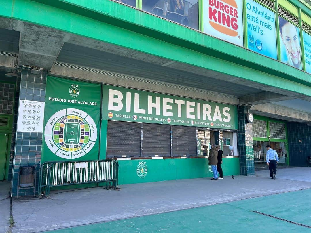 瀬崎一耀さんのインスタグラム写真 - (瀬崎一耀Instagram)「リスボンにあるスポルティングCPのホームEstádio José Alvalade🇵🇹  最近実況を担当することが多いのでご紹介します！ 守田英正選手が中核を担って奮闘しているクラブです🟢 ベンフィカ、ポルトと並ぶTres grandes(3強)の一角で全国にサポーターがいます！  ポルトガルが大躍進した2004年のEUROに合わせて改築された比較的新しいスタジアム  現在はチームカラーの緑一色に中も外も塗られている最中とのことですが、僕が行った時はまだ黄色と白も混ざった爽やかなモザイク模様でした👍🏻  チームの出身で最も有名なのは、現役選手ながら既にアカデミーの名前にもなっているクリスティアーノロナウド選手 ミュージアムには彼のアカデミー時代の選手証が！ バランダス会長も度々今の子供達には「クリスティアーノロナウドを目指しなさい」と伝え、アカデミーの施設も拡張しているようです！  そしてスポルティングクラブというだけあってトロフィーの数がすごい！24種目のスポーツを抱えており、陸上の短距離で84年ロス五輪金メダルのカルロスペレスなどもいたクラブです🟢  近代的な複合型スタジアムの走りで、日本人的に目を引いたのは富山のラーメン屋でした笑(9枚目)営業していなかったのですが味が気になる、！！  10枚目はリスボンのオリエンテ駅(Gare do Oriente) 本など何かしらのマーケットが大体開かれているそうです 叫ぶと声が反響しそうな大きな洞窟のような駅でした🚉 20〜30分ぐらいでスタジアムに到着しますので、ポルトガル観光に行った際にはぜひ！  #ポルトガル #リスボン #海外サッカー」9月23日 8時20分 - ikko_sesaki