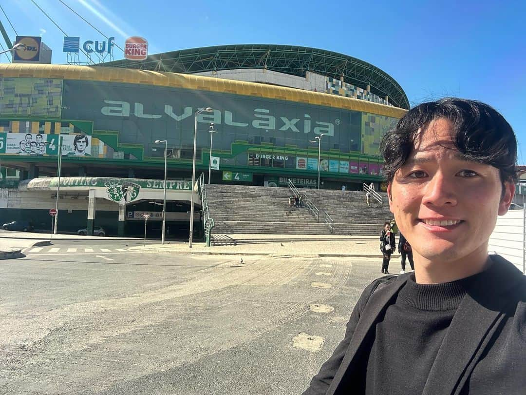 瀬崎一耀のインスタグラム：「リスボンにあるスポルティングCPのホームEstádio José Alvalade🇵🇹  最近実況を担当することが多いのでご紹介します！ 守田英正選手が中核を担って奮闘しているクラブです🟢 ベンフィカ、ポルトと並ぶTres grandes(3強)の一角で全国にサポーターがいます！  ポルトガルが大躍進した2004年のEUROに合わせて改築された比較的新しいスタジアム  現在はチームカラーの緑一色に中も外も塗られている最中とのことですが、僕が行った時はまだ黄色と白も混ざった爽やかなモザイク模様でした👍🏻  チームの出身で最も有名なのは、現役選手ながら既にアカデミーの名前にもなっているクリスティアーノロナウド選手 ミュージアムには彼のアカデミー時代の選手証が！ バランダス会長も度々今の子供達には「クリスティアーノロナウドを目指しなさい」と伝え、アカデミーの施設も拡張しているようです！  そしてスポルティングクラブというだけあってトロフィーの数がすごい！24種目のスポーツを抱えており、陸上の短距離で84年ロス五輪金メダルのカルロスペレスなどもいたクラブです🟢  近代的な複合型スタジアムの走りで、日本人的に目を引いたのは富山のラーメン屋でした笑(9枚目)営業していなかったのですが味が気になる、！！  10枚目はリスボンのオリエンテ駅(Gare do Oriente) 本など何かしらのマーケットが大体開かれているそうです 叫ぶと声が反響しそうな大きな洞窟のような駅でした🚉 20〜30分ぐらいでスタジアムに到着しますので、ポルトガル観光に行った際にはぜひ！  #ポルトガル #リスボン #海外サッカー」