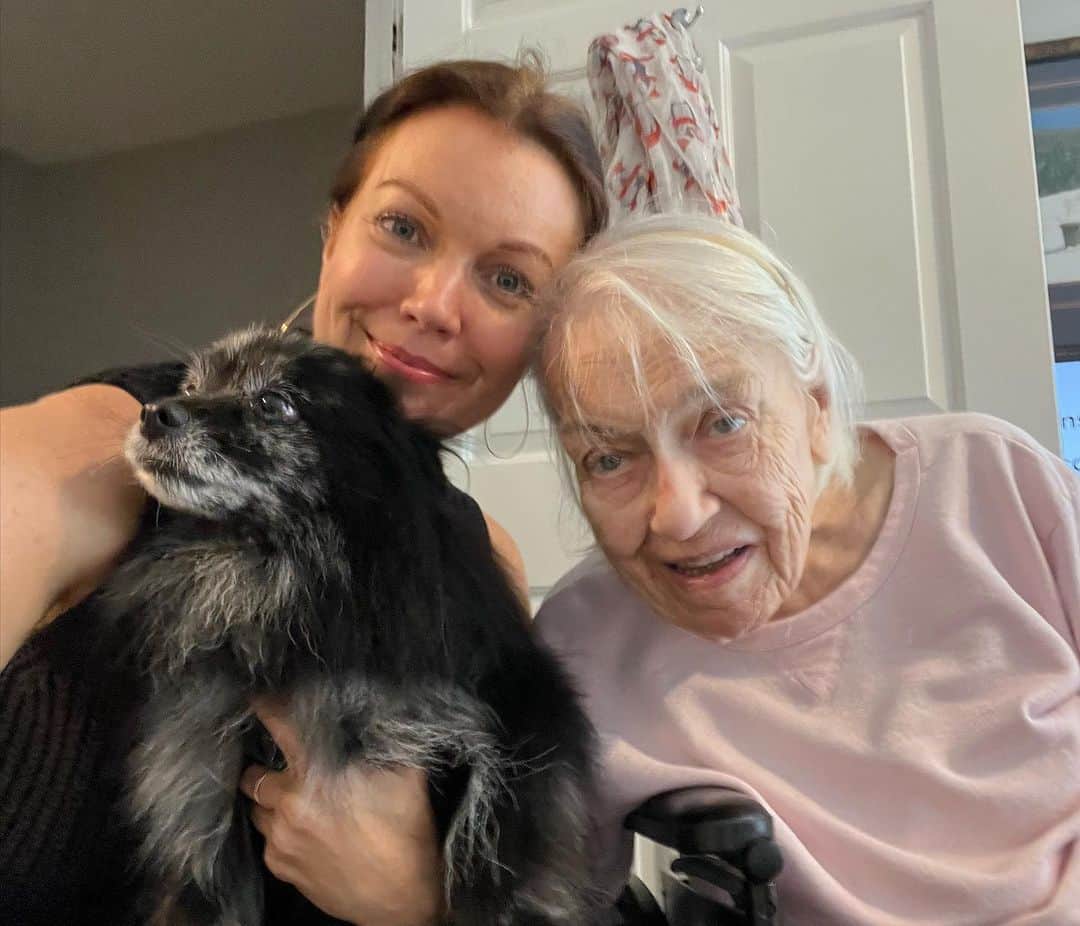 のインスタグラム：「Sending everyone enormous love from me & mom. (& Razor, of course🤓) 🥰 Hope each of you is surrounded by love today too. And may the weekend be GREAT to you! 💗❤️💗❤️💗❤️」