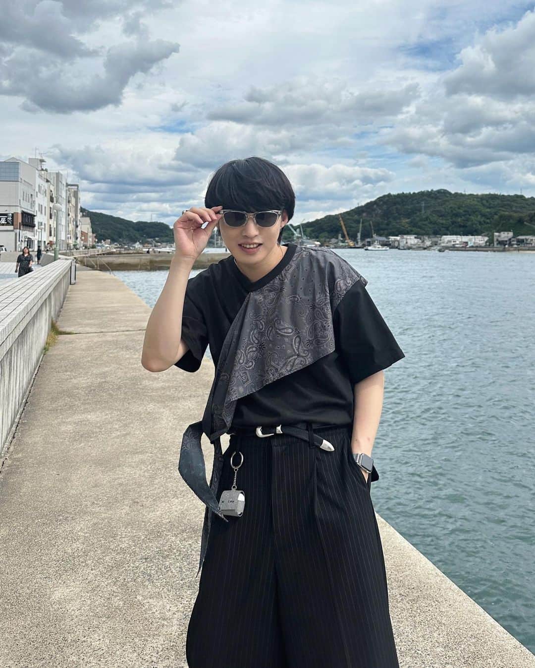 がーくんのインスタグラム：「・ 定期的に来たくなる広島の尾道きた🚄  尾道ラーメン食べて景色のいい所で黄昏てリフレッシュ出来た  yoshiokuboのスカーフドッキングされたTシャツお気に入り precme.のストライプパンツは10月上旬頃に発売開始するよ✌︎  sunglasses : @eyevan_official  T-shirt : @yoshiokubo_official  belt : @ourlegacy  bag : @mm6maisonmargiela  stripe slacks : @precme_official  loafers : @gideal_official」