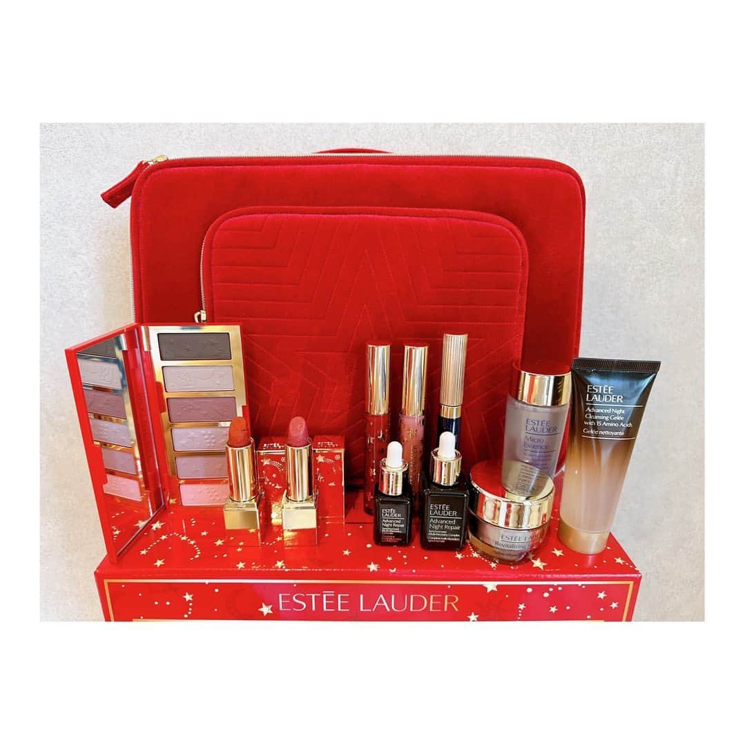 脇あかりのインスタグラム：「2023年10月13日(金)より限定発売される Estee Lauder #エスティローダー　の2023年クリスマスコフレ #メークアップコレクション2023  もうクリスマスのことを考えちゃう時期みたぃ🫣💕🎄 エスティローダーさんの人気アイテムが…11種類も入っているトキメク…クリスマスコフレ♡ 星座をモチーフにした限定デザインのパッケージ🥺🥺🥺たまらんですわ…🤦‍♀️  ラインナップは…  ❤︎リミテッド エディション アイシャドウ パレット  ❤︎リミテッド エディション リップスティック　#ガーネットディザイア ❤︎リミテッド エディション リップスティック #コンステレーション ローズ ❤︎リミテッド エディション リップ グロス #クリスタル ヌード ❤︎リミテッド エディション リップ グロス #ルビー クオーツ ❤︎ダブル ウェア スマッジ プルーフ マスカラ ❤︎アドバンス ナイト クレンジング ジュレ 50mL ❤︎マイクロ エッセンス ローション BF 50mL ❤︎アドバンス ナイト リペア SMR コンプレックス 15mL／7mL ❤︎シュープリーム プラス YP クリーム 15mL ❤︎コスメティック バッグ(W30×H22×D12cm)  #エスティコフレ2023   全国百貨店のエスティローダーカウンターにて事前予約受付中 2023年10月13日(金)より限定発売🕊️  #コスメ　#クリスマスコフレ #クリスマスプレゼント」