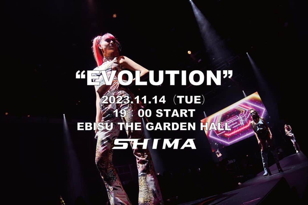 のインスタグラム：「<information> -SHIMA LIVE HAIR SHOW 2023- チケット販売についてのお知らせ❤️‍🔥  今回のヘアショーテーマは「EVOLUTION」  “EVOLUTION”とは… 『進化』という意味です‼️  SHIMAはスクラップ&ビルドをモットーに、 “What's next？”と常に新しさを追求し、進化し続けてきました！ SHIMAが打ち出す最新のトレンドヘア満載のヘアショーをぜひ体感してください✨  ★対象：美容学生、一般の方 （※美容師の方を対象とした回は別にございます。末尾のご案内をご覧ください。）  ◆Date：2023.11.14(TUE) OPEN/ 18：30 START/19：00 CLOSE/20：00 ◆Place：EBISU THE GARDEN HALL ◆Ticket Price：fee 5,500 YEN (SEAT) or 4,000 YEN (STANDING)  <チケット販売に関しまして> teketオンライン、SHIMA各店にて販売中🎫  【美容師の方は19:00スタートの回にはご入場いただけません】 美容師の方は　OPEN/16:00 START/16:30の回でのご案内となります。 ↪︎詳細は、（株）GAMO Ticket Desk 03-6863-6399 (9:00-17:00 定休日/日祝日・第２土曜） に直接お問い合わせください。  たくさんの方のご来場をお待ちしております♡ #shima #shimahairshow2023」