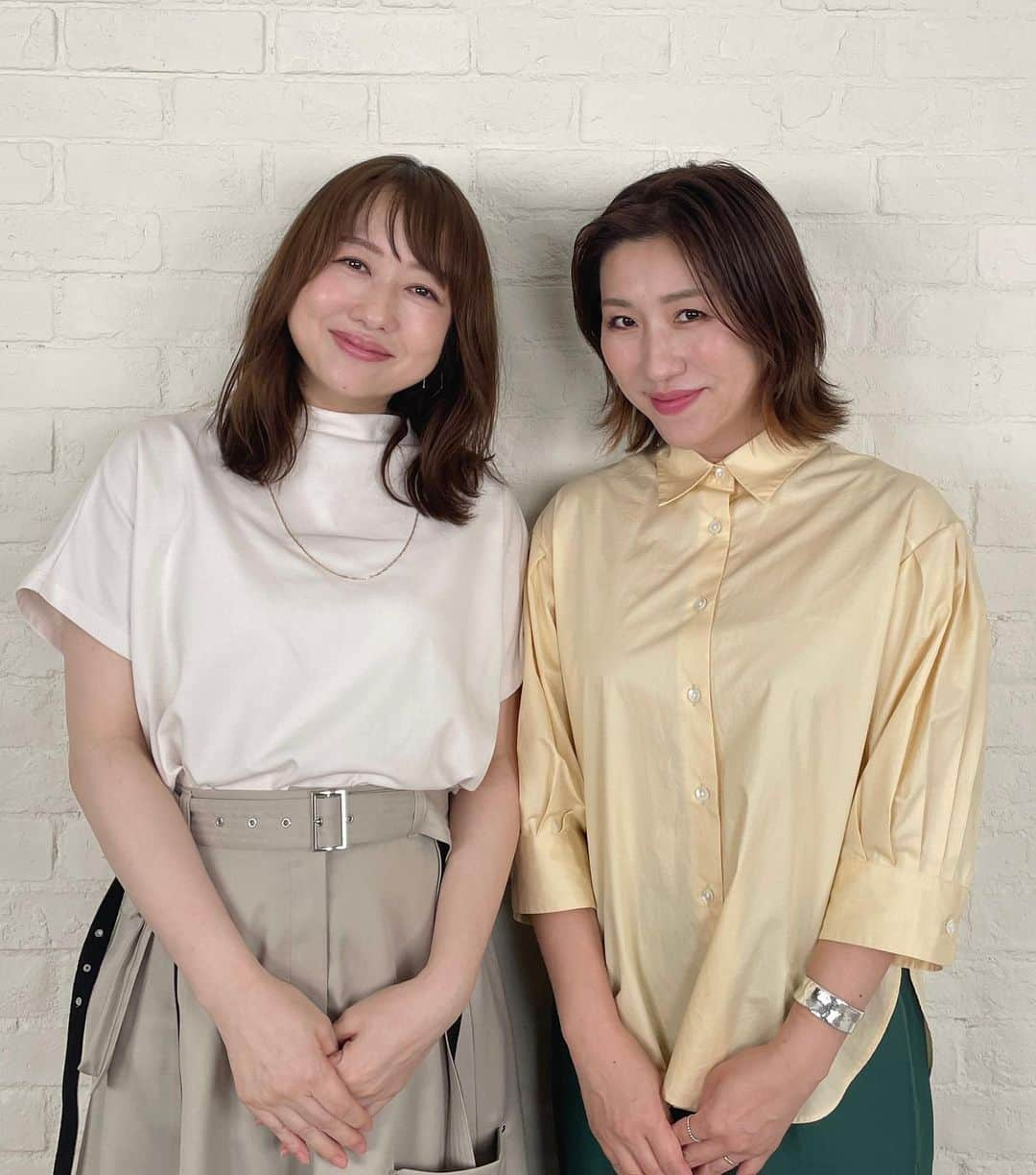 あいりさんのインスタグラム写真 - (あいりInstagram)「本日、YouTubeに ヘア&メイクアップアーティスト 長井かおりさん (@kaorimake )とのコラボ動画をアップしました✨  今回、40代以降におすすめのコスメをたっぷり教えていただきました💄✨  同世代のかおりさんのおすすめはかなり説得力があり、さらに目から鱗な情報もたっぷりで とっても勉強になる動画になっておりますので、少しでも皆さまに楽しんでいただけたら嬉しいです🙊❤️  ただ…観たら全部欲しくなる！！ 散財注意の動画内容となっております⚠️！！  そんな私もかおりさんに教えていただいたコスメをほとんど買ってしまいました🤣  今回初めてかおりさんとお会いしたのですが、まるで前からお友達だったような安心感が🥰  かおりさんはイメージ以上に可愛い方で、プロフェッショナルなのに親近感があって、とっても素敵でした😍  #長井かおりさん #長井かおり #YouTube #40代コスメ #40代メイク #40代コスメ選び  #40代コスメ好き」9月23日 19時26分 - airi_happy