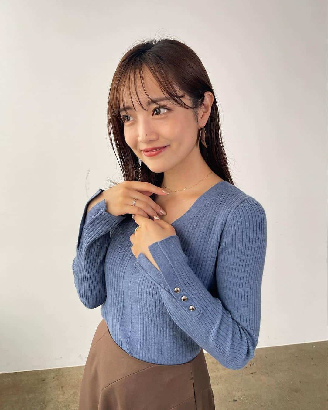 岩本千波のインスタグラム：「お袖のデザインが可愛いニットが発売するよん💙🤎  このスカートも本当にお気に入り✨グレーが大好きだけど、ブルーにはブラウン合わせが可愛すぎるよねっ🎀🤭  Tops: Yラインリブニットトップス Skirt:エスカルゴフレアスカート  #低身長コーデ #小柄コーデ #マーメイドスカート #きれいめコーデ #秋服」