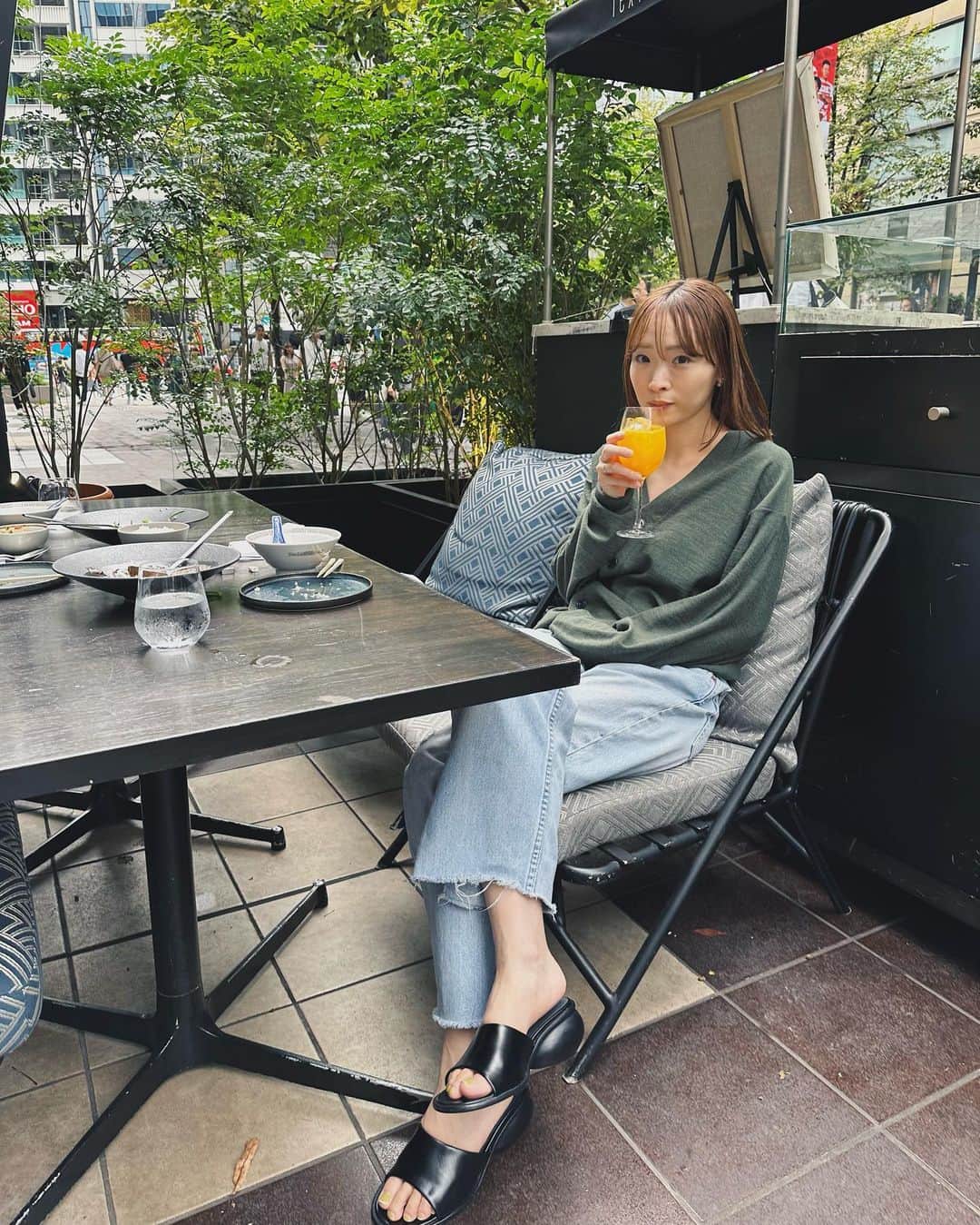 野尻美穂のインスタグラム：「久しぶりの有楽町。 やっぱり好き（飲んでるのはみかんサワー🍊w  やっと馴染んで履けたぽってりヒールサンダル🥹」