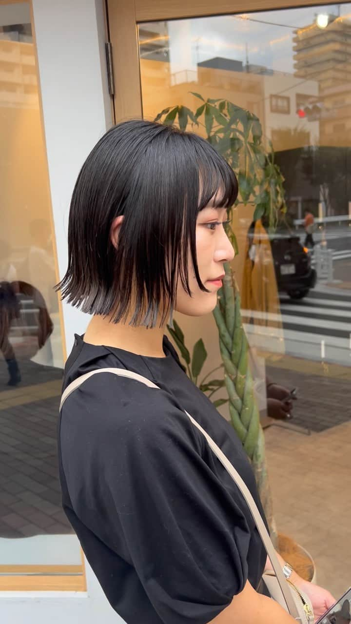 阿藤俊也のインスタグラム：「切りっぱなしボブ✂︎  ※好きな雰囲気のスタイルのお写真あれば ぜひ持参ください！！ 好みが伝わりやすいので、ありがたいです☺️  ◆イメージ変えたいけど、似合うか心配😥 ◆いつもどこか似合ってない気がする😥 ◆自分に似合う髪型がわからない😥 ◆自分でうまくセット出来ない😥 ◆とにかく良い感じになりたい😥  どんなお悩みでもご相談ください☺️ どんな状態からでも、素敵にします✨✨ 年齢も問わず、どなたでも  【⚠️ご予約について⚠️】 ↓↓↓↓↓↓↓↓↓↓↓↓↓ ホーム画面URLからへ 簡単にご予約可能です😊 予約がよくわからない場合は、 お電話にて確認お願い致します🤲🤲  #ショート#ショートボブ#ショートへア#ヘアスタイル#ハンサムショート#ワンレンボブ#大人へア#クセ毛#ショートカット#ワンレングス#レイヤーカット#切りっぱなしボブ #刈り上げ #前下がりボブ#外ハネボブ #レイヤーボブ#清澄白河#清澄白河美容室#阿藤俊也」