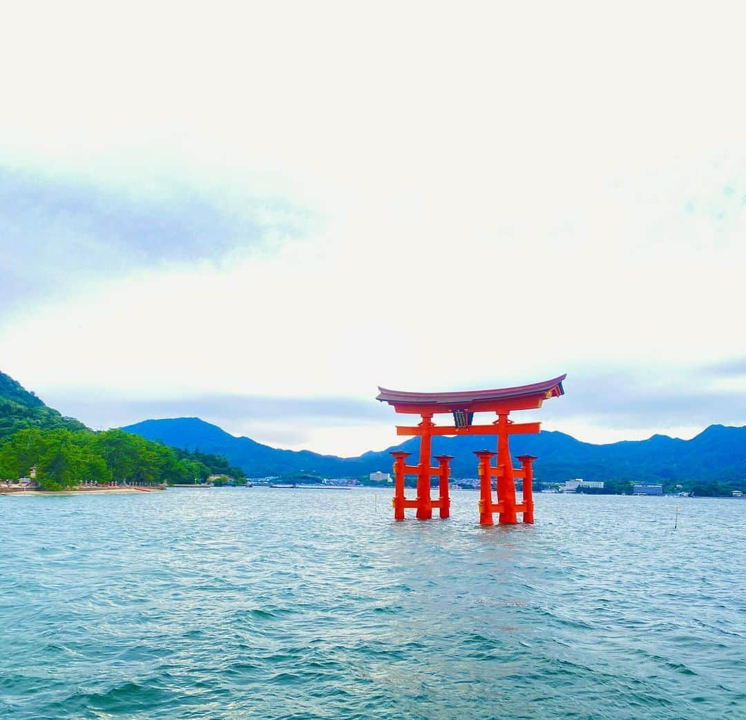 桜愛美さんのインスタグラム写真 - (桜愛美Instagram)「宮島にやってきた⛩️🚢 厳島神社へ参拝🙏 神の島でパワーをもらって精進していきます！  #model #博多女子 #錦水館第2回フォトコンテスト #錦水館 #宮島錦水館」9月23日 17時54分 - manami_guitars