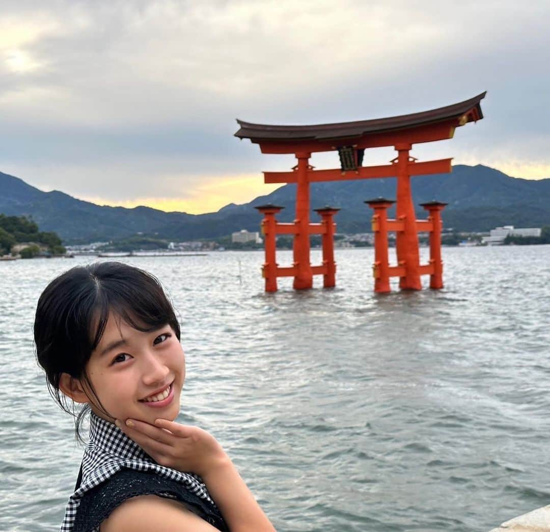 桜愛美のインスタグラム：「宮島にやってきた⛩️🚢 厳島神社へ参拝🙏 神の島でパワーをもらって精進していきます！  #model #博多女子 #錦水館第2回フォトコンテスト #錦水館 #宮島錦水館」