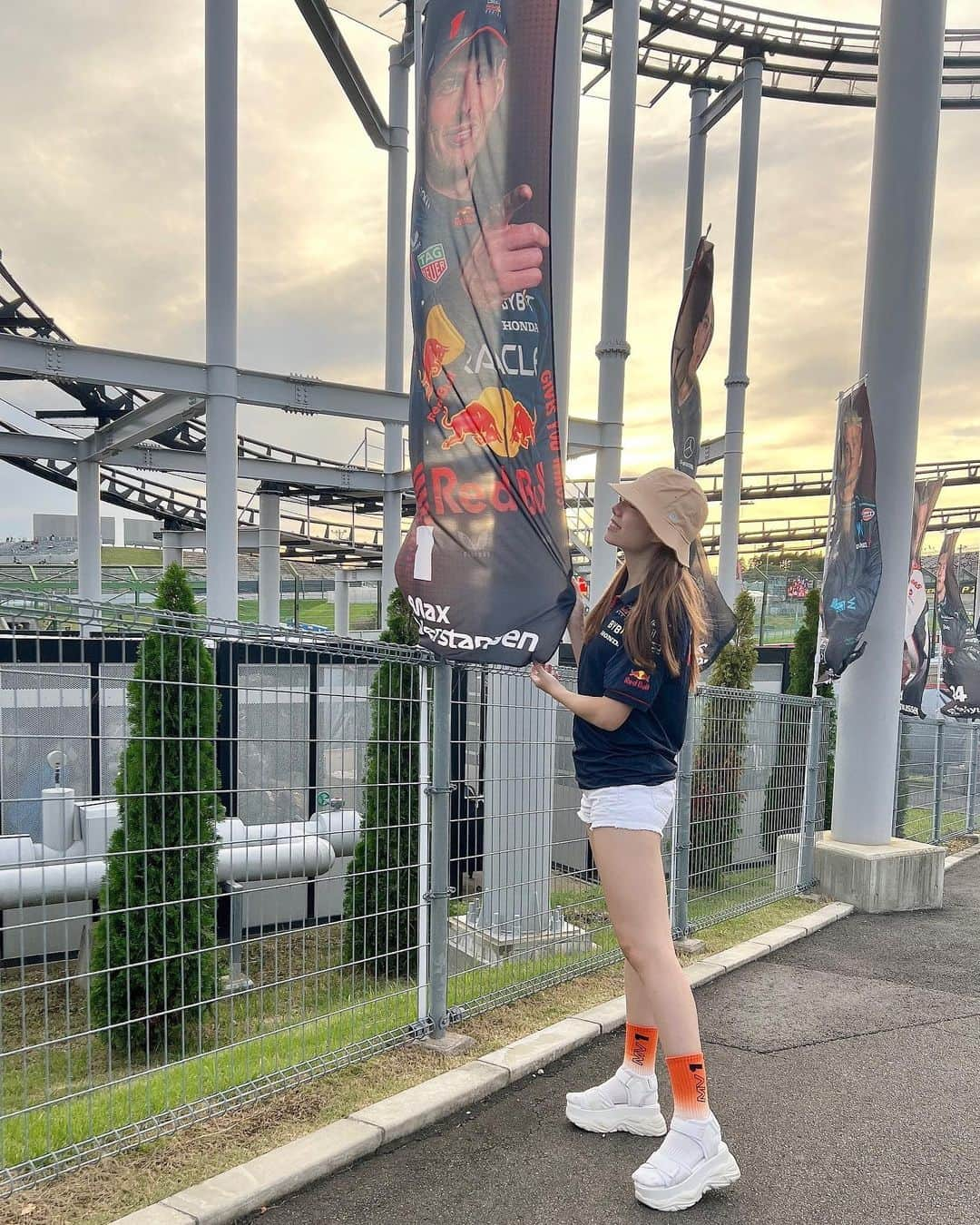 波田妃奈さんのインスタグラム写真 - (波田妃奈Instagram)「F1 in Suzuka Circuit🏎️🏁  人生初のF1観戦😳 すっぴん×眼鏡で…🤣 昔、実家から少ーしエンジン音が聞こえてたけど 生で観戦できて最高✨大迫力！大興奮！笑  今回は全身フェルスタッペン選手推しだけど 角田選手も大活躍でかっこよすぎた😎 明日の決勝もドキドキ☺️  #f1 #f1racing #suzukacircuit #formula1 #f1ファンと繋がりたい #モデル #三重 #鈴鹿 #鈴鹿サーキット #model」9月23日 17時54分 - hina__fitness