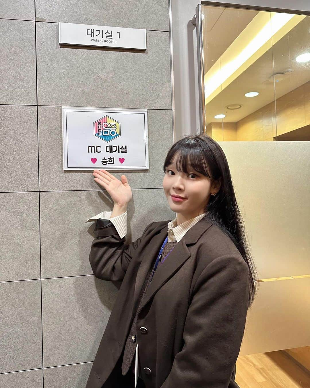 OH MY GIRLさんのインスタグラム写真 - (OH MY GIRLInstagram)「230923 쇼! 음악중심 📸  사회생활 만렙 신입사원 MC 씅🤓 평일 피로 다 풀리는 예쁘고멋지고귀여운아기다람쥐승희와 행복하셨나요?!🐿️🤎  #오마이걸 #OHMYGIRL #OMG #승희」9月23日 17時55分 - wm_ohmygirl