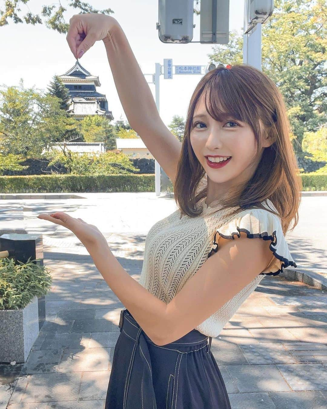 美女美容事情さんのインスタグラム写真 - (美女美容事情Instagram)「《松本城をつまんでみました💖🤌🏯》 *⁠ リポストを使って素敵な美女の投稿を紹介させて頂く【ビジョビ💄美女美容事情💅】のコーナーです✨ *⁠ 今回ご紹介させて頂きますのは!!👀❤︎⁠⠀ みちゃんさん< @michan.delica_d5_4x4 >の素敵なお写真💕🛻⁠⠀⁠⠀⁠⠀⁠ *⁠⠀⁠⠀⁠⠀⁠⠀ 長野県の観光を楽しむ美女⛰️🚏 遊び心がある写真で可愛らしいです😆💕 *⠀⁠⠀⁠⠀⁠⠀⁠⠀ みちゃんさん< @michan.delica_d5_4x4 > ⁠⠀⁠⠀⁠⠀⁠⠀ 素敵な投稿ありがとうございました☺️📸✨ *⠀⁠⠀⁠⠀⁠⠀⁠⠀ みちゃんさんのアカウントには他にも素晴らしい投稿が沢山ありますので是非覗いてみてくださいね💁‍♀️💙⁠⠀⁠⠀⁠⠀⁠⠀ *⠀⁠⠀⁠⠀⁠⠀⁠⠀ △▼△▼△▼△▼△▼△▼△▼△▼△▼ ⁠⠀⁠⠀⁠⠀ ❤🧡💛「美女美容事情」💚💙💜⠀⠀⠀⠀⠀⠀⠀⠀⠀⠀⠀⠀⠀⠀⁠⠀⁠⠀⁠⠀⁠⠀⁠⠀ 👇掲載ご希望の方は👇⠀⠀⠀⠀⠀⠀⠀⠀⠀⠀⠀⠀⠀⠀⠀⁠⠀⁠⠀⁠⠀⁠⠀⁠⠀ @b_b_j.jタグ付けと🖤 #ビジョビ ⁠⠀ 🖤タグ付けお願いします✨⠀⠀⠀⠀⠀⠀⠀⠀⠀⠀⠀⠀⠀⠀⠀⁠⠀⁠⠀⁠⠀⁠⠀⁠⠀ △▼△▼△▼△▼△▼△▼△▼△▼△▼ ⁠⠀⁠ #車好き女子 #デリカ女子 #デリカd5 #長野観光 #松本グルメ #松本城 #蕎麦 #吟醸そばもとき #ノースリーブ #ノースリーブニット #ニット #beautifuljapan」9月23日 17時56分 - b_b_j.j