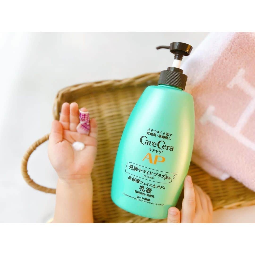 のインスタグラム：「. ケアセラのプロモーションに参加しています𓍯 . 新発売のケアセラ APフェイス＆ボディ乳液 　大容量ポンプ（400mL）を 使ってみましたꕤ 8種類のセラミドが配合されていてワセリンベースなので 乾燥肌や敏感肌の方におすすめです/ . こってりしているテクスチャーでべたつきもなく、お肌にのせたら 溶けるように伸びます！ べたつかず、伸びがいいので子どもたちにもサッとぬることができています𓂃‪𓃱𓈒𓏸 . 顔にも身体にも使えてポンプタイプの大容量なので 家族みんなで使いたい方にもぴったりです･ᴗ･ . . #PR #ロート製薬 #敏感肌 #セラミド #スキンケア #ボディケア #保湿 #赤ちゃんのいる暮らし #女の子ママ」