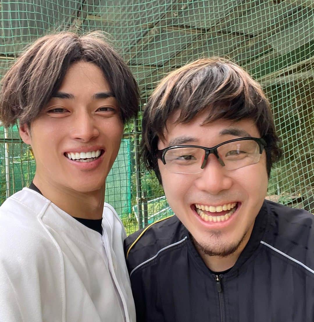 しょーたのインスタグラム：「遂に威厳なくなった監督。 この髪型に2人してツボった。  19時に新作出るのでお楽しみに✨ ※髪型は動画と関係ありません。  #カツラ #この髪型に気づかずカメラの前にたった監督を阻止した俺はファインプレー」