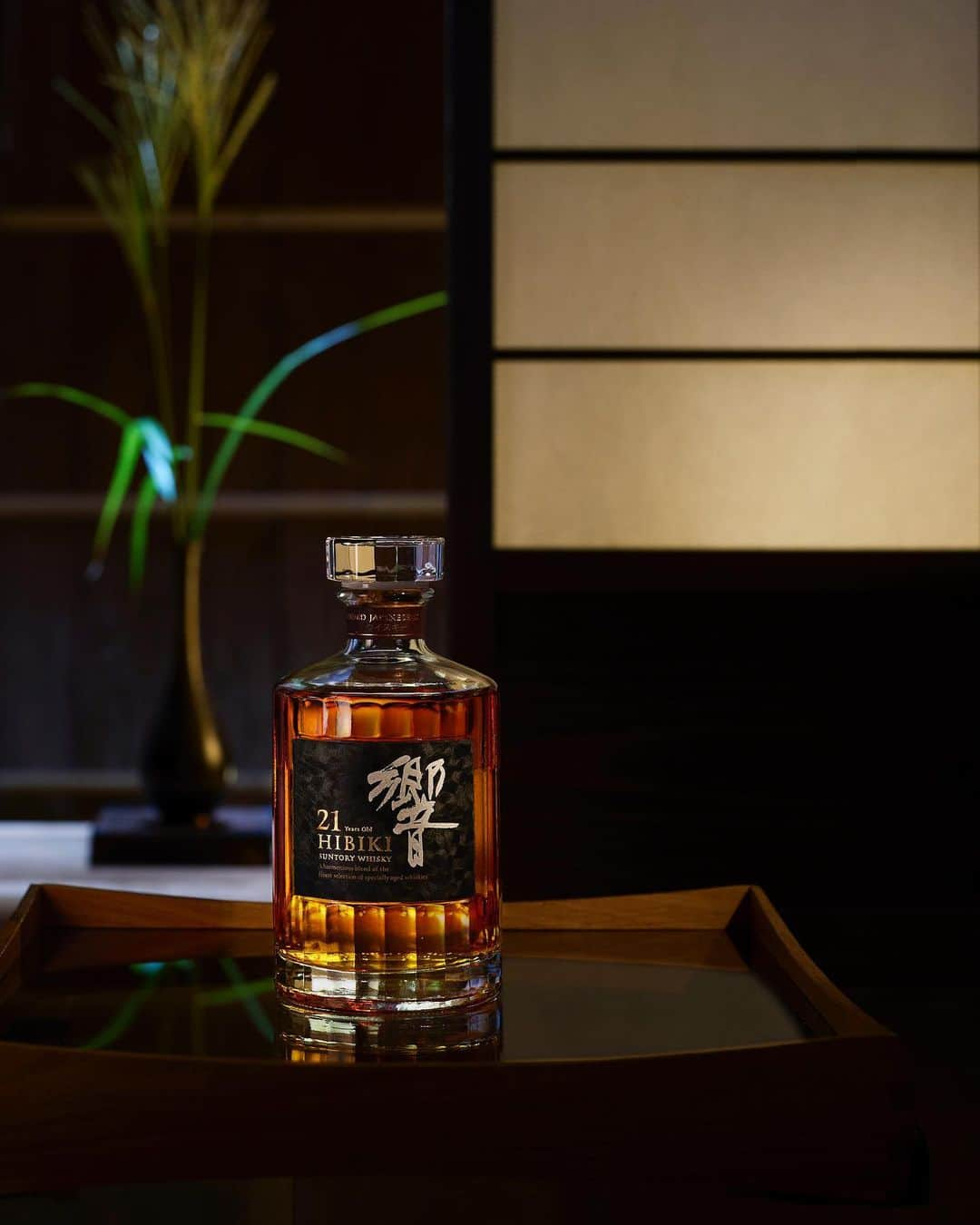 響 | SUNTORY WHISKY HIBIKIのインスタグラム：「. HIBIKI TIME ~二十四節気・秋分~  煌々とした月光が庭先を照らす夜。 The moonlight brilliantly illuminates the night garden.  #hibiki #響 #hibiki_time #二十四節気 #24seasons #秋分 #shubun #withnature #japaneseculture #日本文化 #お月見 #moonviewing #秋 #autumn #すすき #秋草 #障子 #japaneseroom」