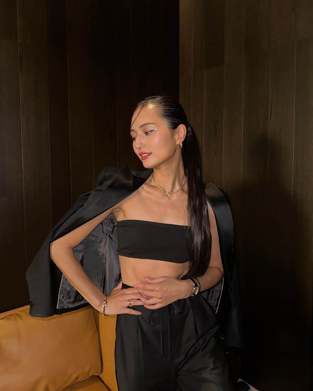 山賀琴子のインスタグラム：「久しぶりのロングヘア楽しかった🖤」