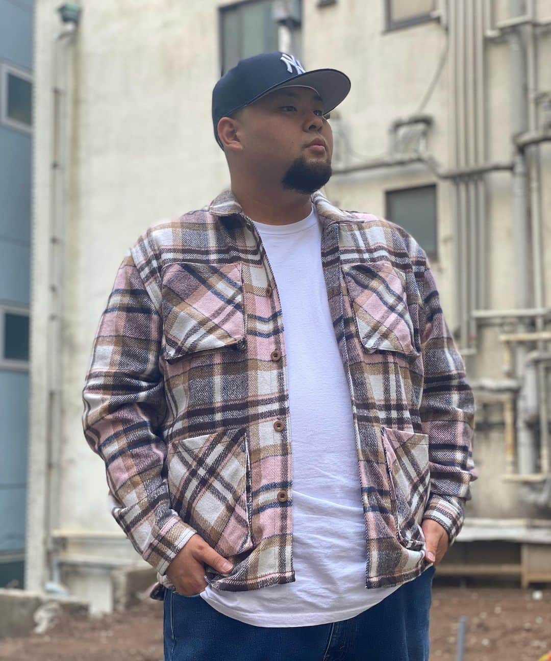 GROW AROUNDのインスタグラム：「SMOKE RISE PLAID FLANNEL OVERSHIRT  ニューヨーク発、日本未上陸のアンダーグラウンドブランドである"SMOKE RISE"  その時期のトレンドを取り入れつつリーズナブルな価格帯から、NYでも取扱いの多いブランドです🔥  新たにフランネルシャツが入荷致しました‼️  フロントにポケットが4つあり、利便性も抜群です。 夏も終わりに近づきこれからにぴったりのアイテムです🍂  S〜3XLまでサイズ幅広くご用意しております🙌  WEB UPも完了しております☑️」
