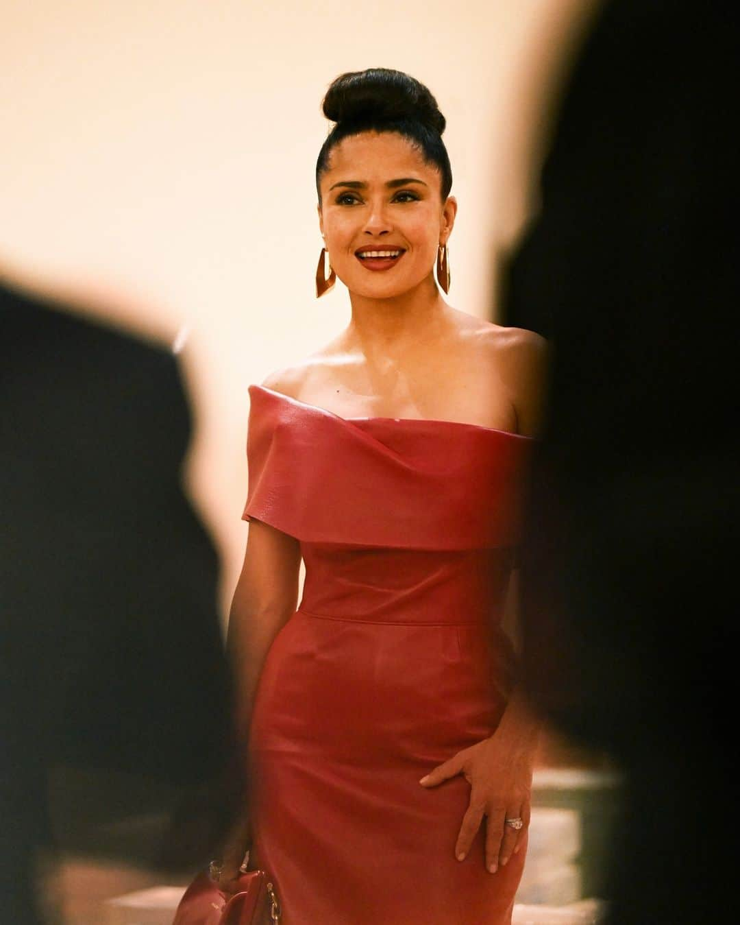 アレキサンダー・マックイーンのインスタグラム：「#SalmaHayek pictured wearing a #McQueenAW23 red pencil dress with an asymmetric drape neckline to the Kering 10th Anniversary Dinner in Paris.⁣ ⁣ #SeenInMcQueen」