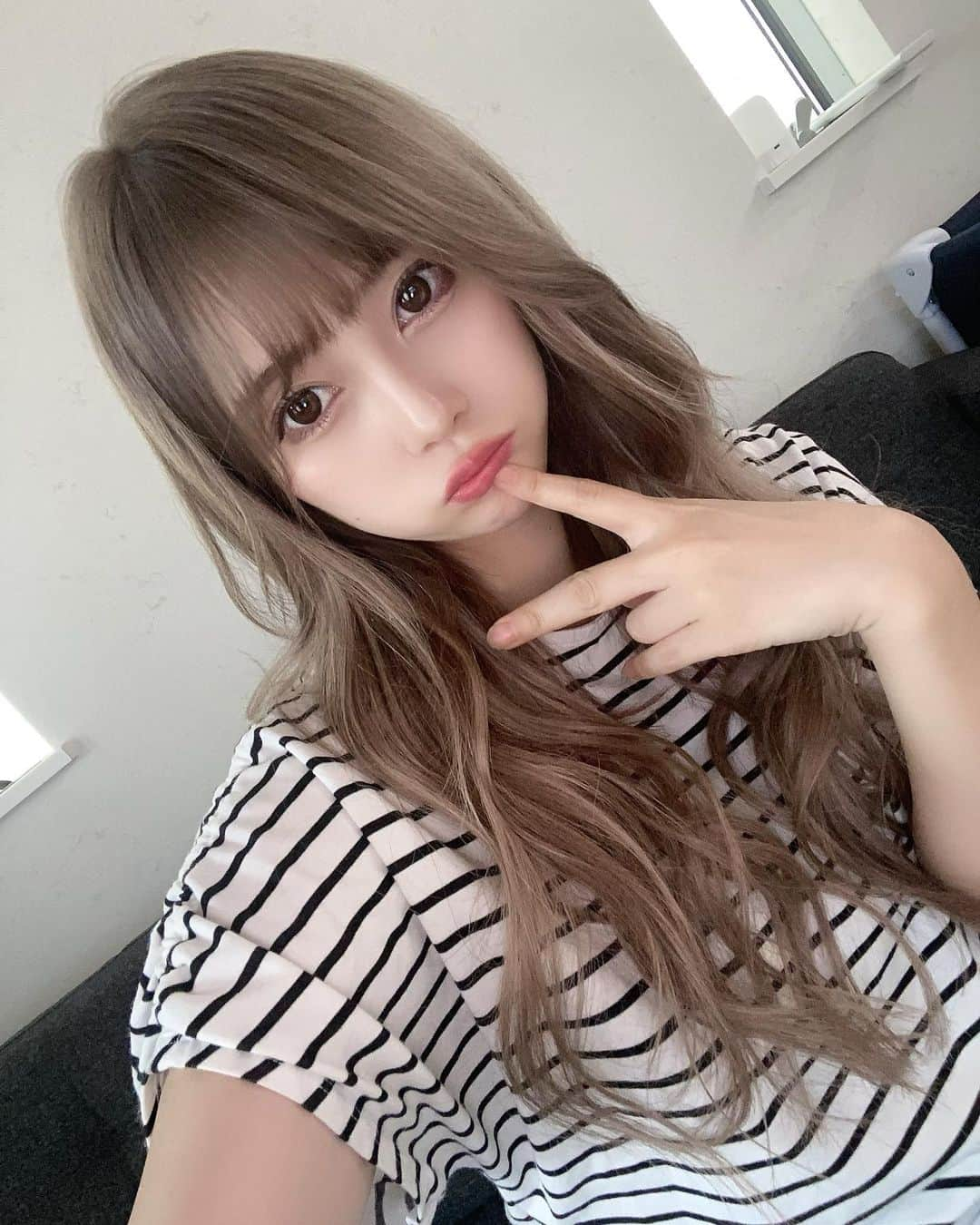 あさにゃん（川北愛紗奈）のインスタグラム：「🤳💓 ⁡ 久しぶりに撮った自撮りが 好評だったから投稿に残しとく🫰🏻 ⁡ #selfie #産後1ヶ月 #男の子ママ #女の子ママ  #兄妹 #二児ママ #2人育児」