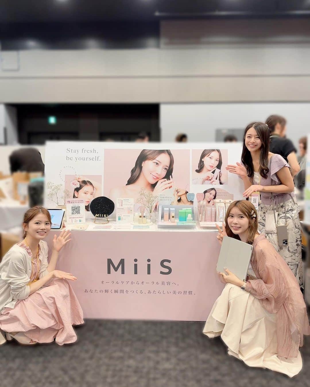 石倉侑芽のインスタグラム：「🤍  時差投稿だけど 9月1日は#ロフトのコスフェス   なんとMiiSの新商品もコスフェス対象アイテムに 選んでいただいて、ブース出展してきました🤍  イメージモデルのUchanさん @y.15g も 韓国から来てくださったり☺️ 本当に天使みたいに可愛くて華やか🌸  めちゃめちゃ可愛い世界観にできて たくさんの来場者さんが興味持ってくださったり 写真撮ってくれて感激でした☺️🫶 チームのみんなも遊びに来てくれて嬉しかった🤍  今まではホワイティエッセンスだけだったけど 9月からは新商品のホワイティクリームと 限定のポーチセット、CICA配合のマウスウォッシュも ロフトで買えるようになったよ〜！  オーラルコーナーに展開されてるのでぜひチェックしてください☺️💕  ポーチセットは特におすすめで、 使い終わったあともメイク用品入れたりできるくらい リッチな質感🤍デザインもめちゃめちゃ可愛い☺️  全国のロフト80店舗くらいで 展開していただいてるので見つけてみてね🤍  そして実は、ホワイティエッセンスは ロフト以外にも全国色んなところで 取り扱いをスタートしていただいてます🌟  着実にMiiSで叶えたい夢が叶っていってて感動する🫶  10月はまたPOPUPも開催します✨ ぜひ遊びにきてください🤍  #MiiS#オーラル美容#歯のホワイトニング#ホワイティクリーム#ブレスエッセンス#ホワイティエッセンス#ロフト展示会」