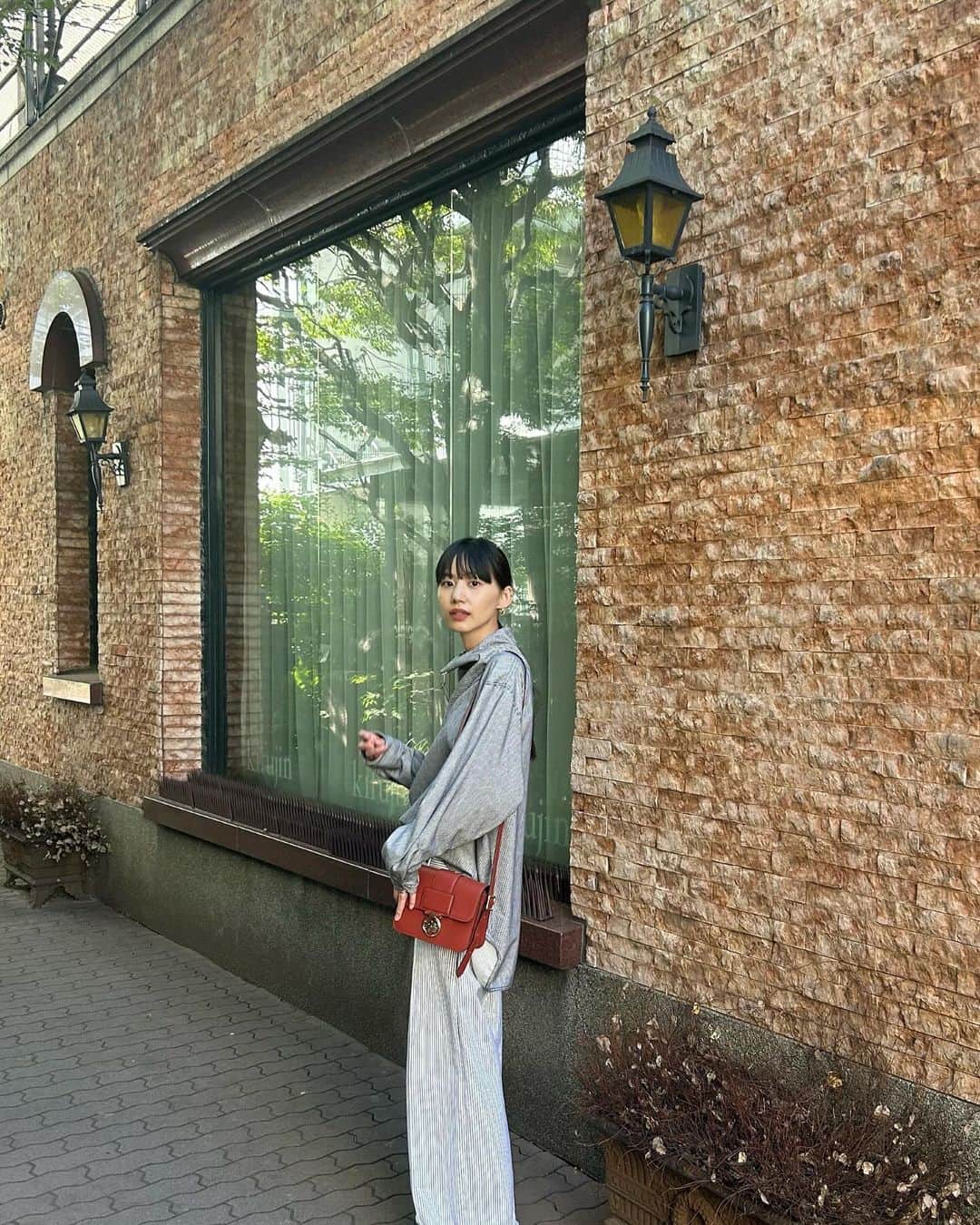 Shiho Sasakiのインスタグラム：「やっと秋が近づいてきて嬉しい🍁  ロンシャンのボックス-トロットは お出掛けに丁度良いサイズ感と、肌に馴染むスムースな質感が好きな所。  赤みのあるマホガニーのボックス-トロットは 秋に向かう今の気分に、まさにぴったり🌰 シンプルな色使いのお洋服に、映えるバッグを持つと気分が上がります💎  鮮やかなコバルトのボックス-トロットは 遊びを効かせて、カラーの効いたコーディネートに合わせてみたよ💙  #LongchampBoxTrot #LongchampFW23 #ロンシャン#gifted」