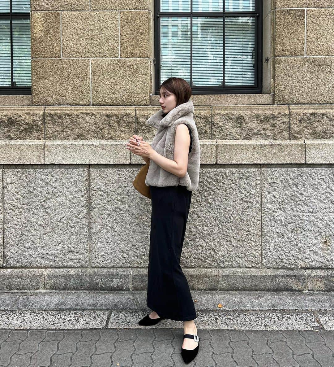 青野未来 / MikuAonoのインスタグラム：「. . 🖤🤎  やっと少し涼しくなってきてモコモコ着れる🤭🤍  #ootd vest @coel.official  op @classicalelf_official  shoes @lottadesigntokyo  . . #classicalelf #クラシカルエルフ#エルフコーデ#タイアップ#関西ママ#ママコーデ #zozotown#zozo#zozotown購入品#coel」