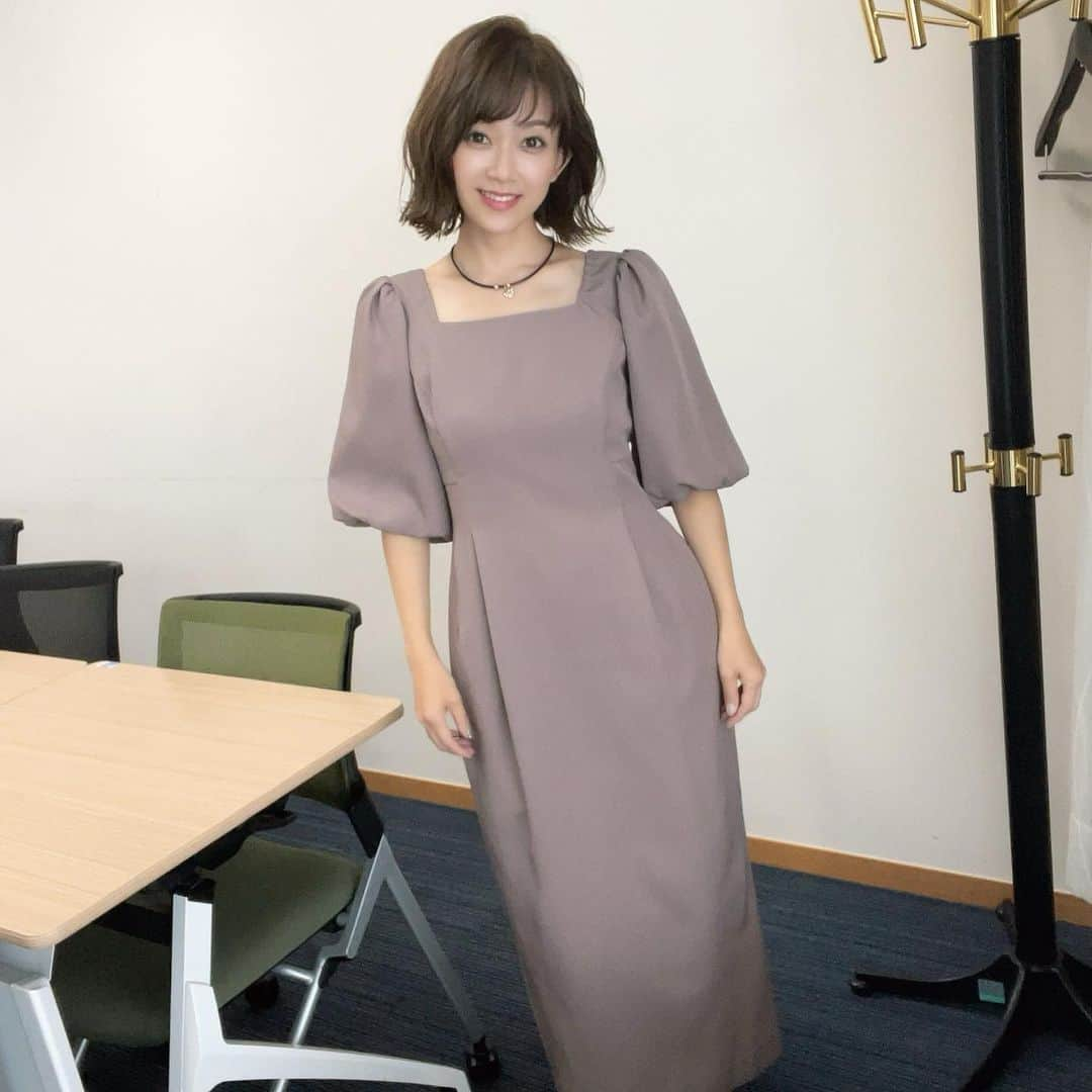 岡部玲子さんのインスタグラム写真 - (岡部玲子Instagram)「本日の衣装とヘアアレンジ✨  (@royalpartylabel_official )さんの 首元の形と ウエストのラインがとっても綺麗な タイトワンピース✨  モカなお色が 暗過ぎず明る過ぎずで 秋らしさを感じました🍁  珍しくイヤリングはせずに ネックレス、チョーカーで😌 (@abiste_official )さんのアクセサリーは デザインの幅と繊細なデザイン 存在感にいつも感動しております🥹  ヘアアレンジは ウェーブが可愛すぎるダウンスタイル✨  これが自分で出来たらなぁ🥹✨ でもできないのよねぇ😢 流石プロの技です✨  今日も私を作り上げてくださった皆様に感謝です🙏✨  🏇は途中盛り返すも  #ガッツリマイナス  明日頑張ろう💪  今日もご視聴頂きました皆様✨ ありがとうございました☺️  健康第一‼️ 楽しい週末をお過ごしください😉  #岡部玲子 #タレント　#レポーター　#競馬　#競馬キャスター　#グリーンチャンネル　#競馬中継　#生放送　#衣装　#ヘアアレンジ　#アクセサリー　#🏇」9月23日 18時03分 - reiko_okabe