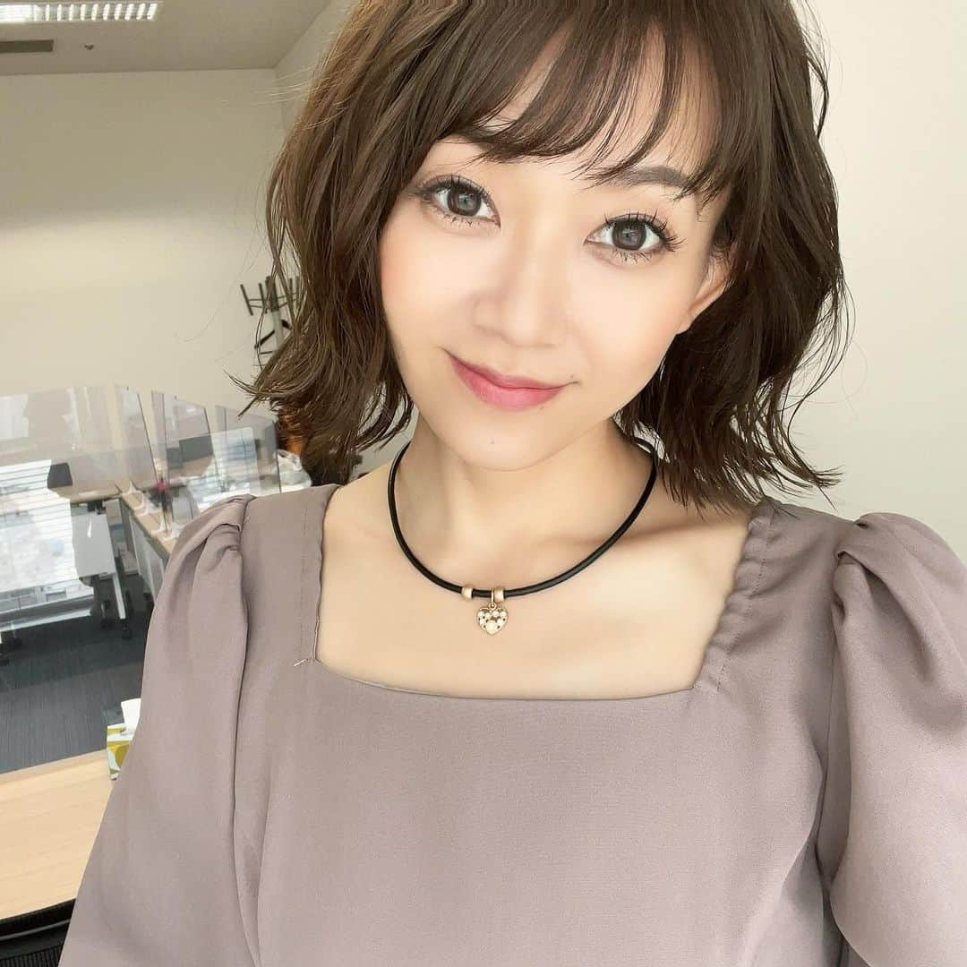 岡部玲子さんのインスタグラム写真 - (岡部玲子Instagram)「本日の衣装とヘアアレンジ✨  (@royalpartylabel_official )さんの 首元の形と ウエストのラインがとっても綺麗な タイトワンピース✨  モカなお色が 暗過ぎず明る過ぎずで 秋らしさを感じました🍁  珍しくイヤリングはせずに ネックレス、チョーカーで😌 (@abiste_official )さんのアクセサリーは デザインの幅と繊細なデザイン 存在感にいつも感動しております🥹  ヘアアレンジは ウェーブが可愛すぎるダウンスタイル✨  これが自分で出来たらなぁ🥹✨ でもできないのよねぇ😢 流石プロの技です✨  今日も私を作り上げてくださった皆様に感謝です🙏✨  🏇は途中盛り返すも  #ガッツリマイナス  明日頑張ろう💪  今日もご視聴頂きました皆様✨ ありがとうございました☺️  健康第一‼️ 楽しい週末をお過ごしください😉  #岡部玲子 #タレント　#レポーター　#競馬　#競馬キャスター　#グリーンチャンネル　#競馬中継　#生放送　#衣装　#ヘアアレンジ　#アクセサリー　#🏇」9月23日 18時03分 - reiko_okabe