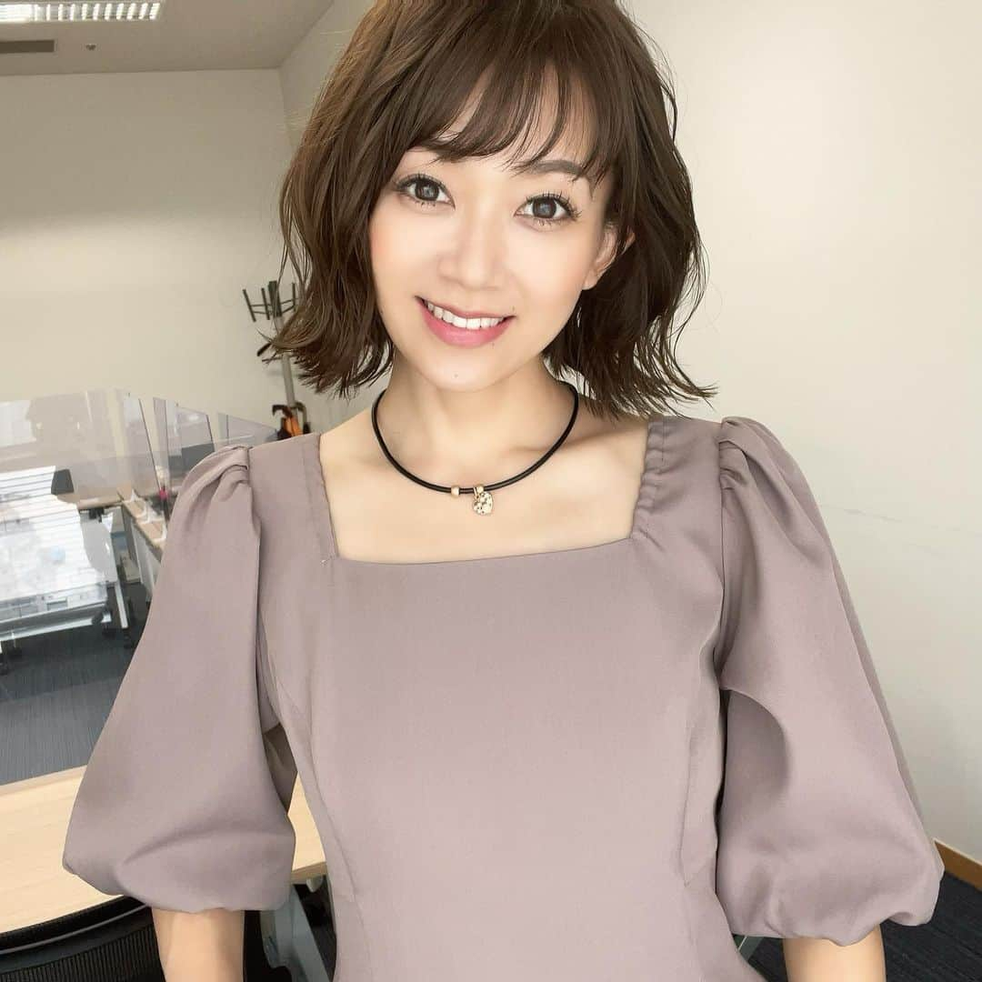 岡部玲子のインスタグラム：「本日の衣装とヘアアレンジ✨  (@royalpartylabel_official )さんの 首元の形と ウエストのラインがとっても綺麗な タイトワンピース✨  モカなお色が 暗過ぎず明る過ぎずで 秋らしさを感じました🍁  珍しくイヤリングはせずに ネックレス、チョーカーで😌 (@abiste_official )さんのアクセサリーは デザインの幅と繊細なデザイン 存在感にいつも感動しております🥹  ヘアアレンジは ウェーブが可愛すぎるダウンスタイル✨  これが自分で出来たらなぁ🥹✨ でもできないのよねぇ😢 流石プロの技です✨  今日も私を作り上げてくださった皆様に感謝です🙏✨  🏇は途中盛り返すも  #ガッツリマイナス  明日頑張ろう💪  今日もご視聴頂きました皆様✨ ありがとうございました☺️  健康第一‼️ 楽しい週末をお過ごしください😉  #岡部玲子 #タレント　#レポーター　#競馬　#競馬キャスター　#グリーンチャンネル　#競馬中継　#生放送　#衣装　#ヘアアレンジ　#アクセサリー　#🏇」