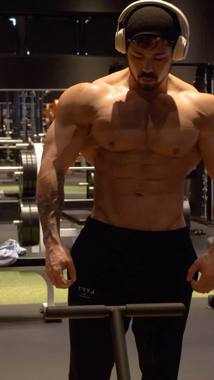 Kanekin Fitnessのインスタグラム：「Chest/Back day. 80kg. どんどんトレーニングのクオリティーが上がってきてる。」