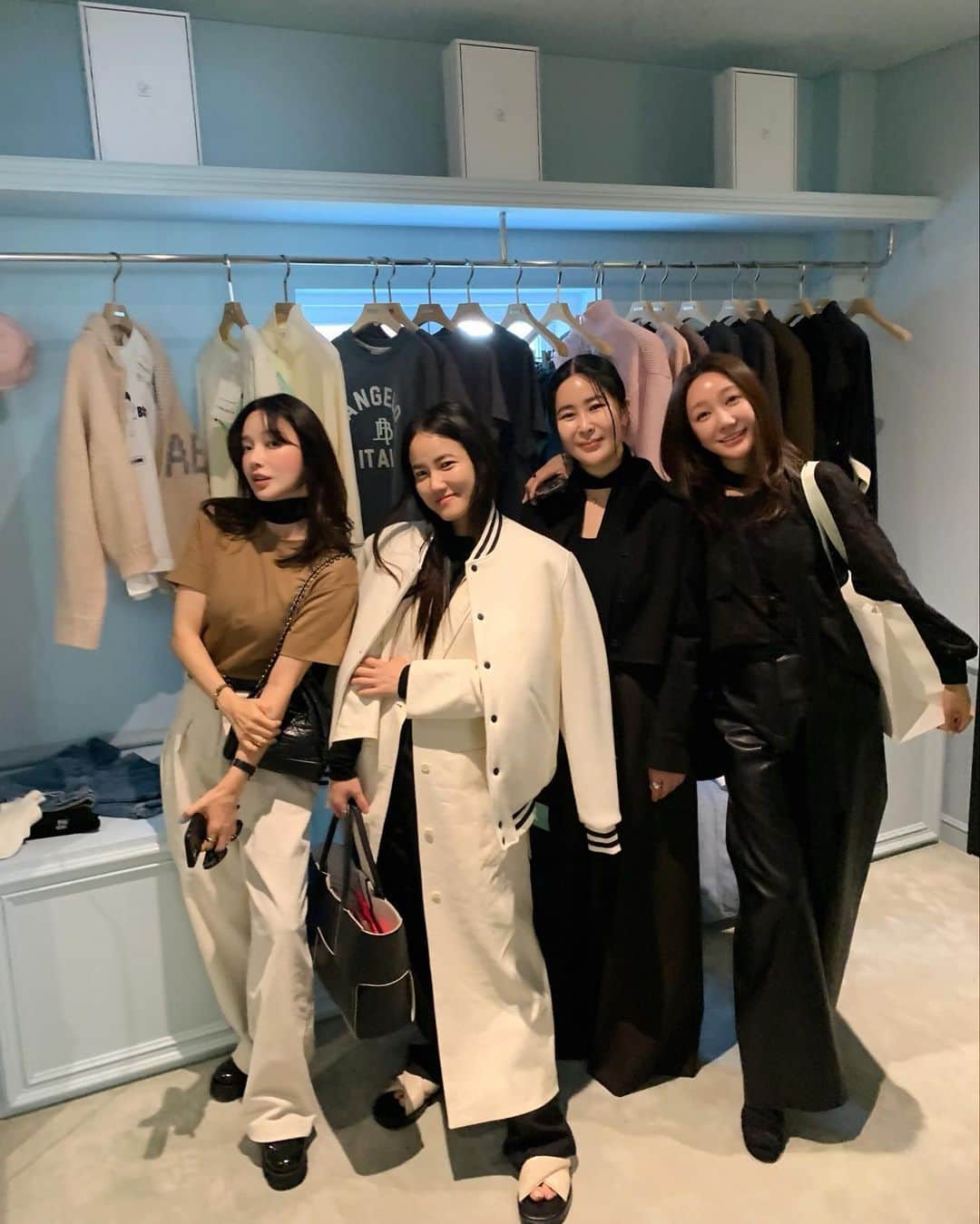 nanaさんのインスタグラム写真 - (nanaInstagram)「이렇게 잘하면 어똑하냐구 젤로!! 나 맨날 가도 되딩🖤 한남동 다시 오니 너무 좋다구  커피도 프로다 프로👍🏽」9月23日 18時05分 - luv__ribbon