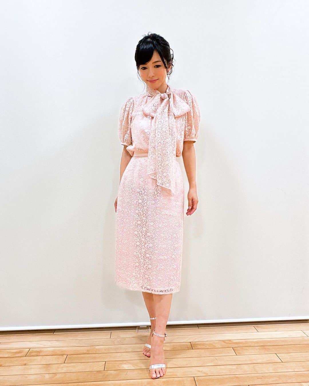 釈由美子さんのインスタグラム写真 - (釈由美子Instagram)「👗本日の衣装👠  @obli_official」9月23日 18時05分 - yumikoshaku