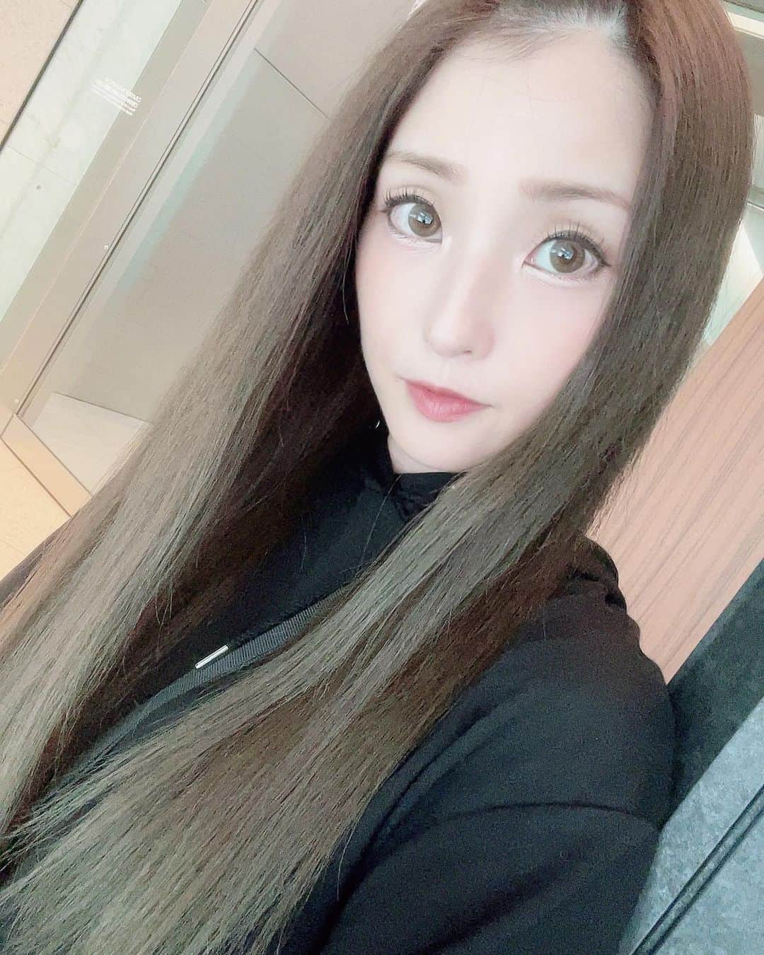 黒沢美怜さんのインスタグラム写真 - (黒沢美怜Instagram)「今回の発表に向けて直前は色々なところに駆け込みプロの力をお借りしました🤭💕  まつ毛は @beauty_salon_grexy の みかさん@miiikapi 💕✨  ママなのに白くて華奢でお人形みたいだった😭💕  優しくて可愛いだけじゃなくて施術がすごい🥺💘  最近上がりにくくなってきてたまつ毛がぎゅんっと上がりました🥰💕  いつもまつパのあと目の周りが赤くなってしまうのを相談したらまつ毛シャンプーも一緒にしてくれて、目の周りにアレルギーが出てしまうようになったここ数年で初めて目の周りが荒れなかったの😭✨  本当に感動した、、、  目の周りの皮膚弱い方には本当におすすめです😭💕  そして髪の毛は @air_aoyama の @i_am_iwai さん😆💕  もう本当にアメリカのキャラクターみたいにキュートで面白い美容師さん😆✨  いつも私の好みを外さないツヤツヤヘアーにしてくださいます（ ; ; ）💕  本当にこの二つの神サロンに出会えてよかったよぅ、、、、  たくさんの方の力を借りていい発表ができて幸せです😭💕  頑張るぞ🔥  #beautysalongrexy #grexy #まつ毛パーマ #パリジェンヌラッシュリフト #パリジェンヌ #まつ毛シャンプー #成城学園前まつげパーマ  #airaoyama #air #ヘアサロン #ヘアカラートレンド #ヘアースタイル #青山ヘアサロン」9月23日 18時06分 - kurosawamirei