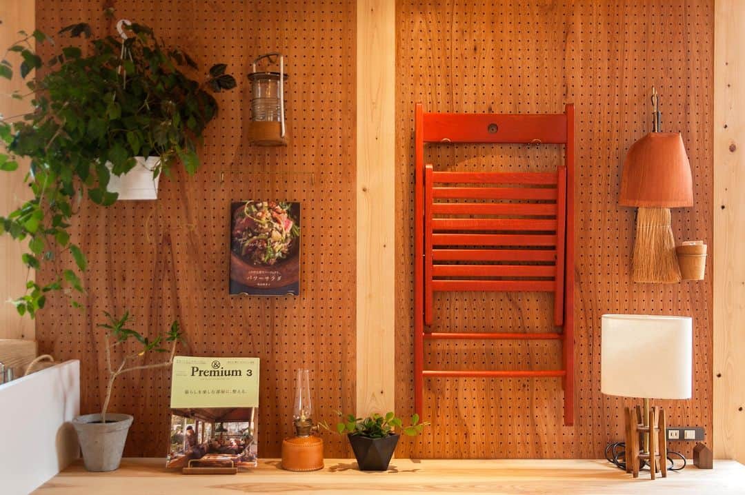 田中工務店／大阪／木の家さんのインスタグラム写真 - (田中工務店／大阪／木の家Instagram)「. 使い方いろいろな有効ボードは、 楽しくて便利で アイデア無限大！  #tanakakomuten_interior   すべての人に、豊かな人生を。 @tanaka.komuten は、大切な人との豊かな時間という価値を、設計士とつくる木の家づくりを通してお客様にお届けしたい、大阪北摂・吹田市にある工務店です。ぜひフォローください🤲🏻✨  誰も教えてくれない『住まいのレシピ』をメルマガ📮で好評発信中。詳細は @sumai.no.recipe をご覧ください。  #工務店がつくる家 #家づくり記録 #家づくりアイデア #暮らしの記録 #田舎暮らし #木の家 #家づくり記録 #家づくりアイデア #暮らしの記録 #田舎暮らし #育児日記 #北摂ママ #ベビスタグラム #部屋作り #おうちづくり #注文住宅 #大阪注文住宅 #新築 #マイホーム #マイホーム #丁寧な暮らし ＃interior #インテリア #インドアグリーン #グリーンのある暮らし  @hokusetsu_camp 絶賛応援中 北摂でキャンプをしよう🏕✨」9月23日 18時07分 - tanaka.komuten