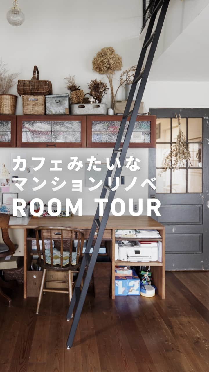 EIGHT DESIGNのインスタグラム：「気に入ったらいいね＆保存お願いします♪ @eightdesign  アンティーク好きのマンションリノベーション。  奥様がコレクションしているアンティーク雑貨が似合うようにデザインしました。 キッチンやクローゼットの収納など、 便利に暮らせるように細かな工夫がされています。  📷WORKS108 名古屋市守山区マンションリノベーション事例 専有面積：89m2 家族構成：ファミリー（こども2人） 事例詳細はプロフィール（ @eightdesign ）のリンクをクリック👀 〰︎〰︎〰︎〰︎〰︎ 📺家づくりの相談はコメントでお気軽に☺️ @eightdesign 〰︎〰︎〰︎〰︎〰︎ 🎪店舗デザイン事例集 @eightdesign8shop 🏢オフィスデザイン事例集 @office8eightdesign 🐕スタッフの日常 @eightdesign_2nd 〰︎〰︎〰︎〰︎〰︎ #キッチン #キッチンインテリア #キッチンカウンター #対面キッチン #タイルキッチン #ダイニングインテリア #ダイニングテーブル  #リビングインテリア #リビング #カフェ風インテリア #インテリアコーディネート #インテリア雑貨 #マンションインテリア #マンションリノベーション #インテリアショップ #eightdesign #エイトデザイン #renovation #リノベーション」