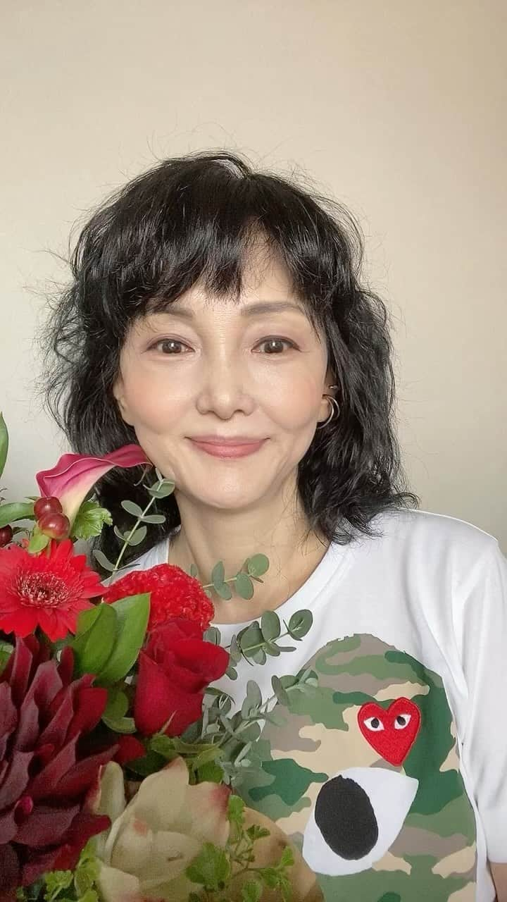 南果歩のインスタグラム：「息子のお誕生日🎂 毎年彼は私にお花を送ってくれます。 母の日みたいだけど、息子が生まれた日は私にとっても特別な日なので、とても嬉しい❤️ 今年は映画のロケで東京にいないので、帰ってからお祝いしようと話していたのですが、滞在先のホテルに当日、息子からのお花が届いて凄いサプライズに、ヤラレました。 泣いちゃうよ、これは。 日頃のケンカや嫌なことも吹き飛ぶよ、これは。 息子の気持ちと、きっとお花の手配をしてくれた娘の優しさに感謝感謝です。 私をお母さんにしてくれてありがとう😊😊😊 2人の未来を少しでも照らす灯りになれればと思っています。 2人の幸せを願ってやみません😊😊😊  #サプライズ #息子 #一人息子  #息子の誕生日 #シングルマザー #家族 #母と息子 #赤い花 #赤が好き #映画 #映画ロケ地  #南果歩 #kahominami  #미나미카호 #japaneseactor」