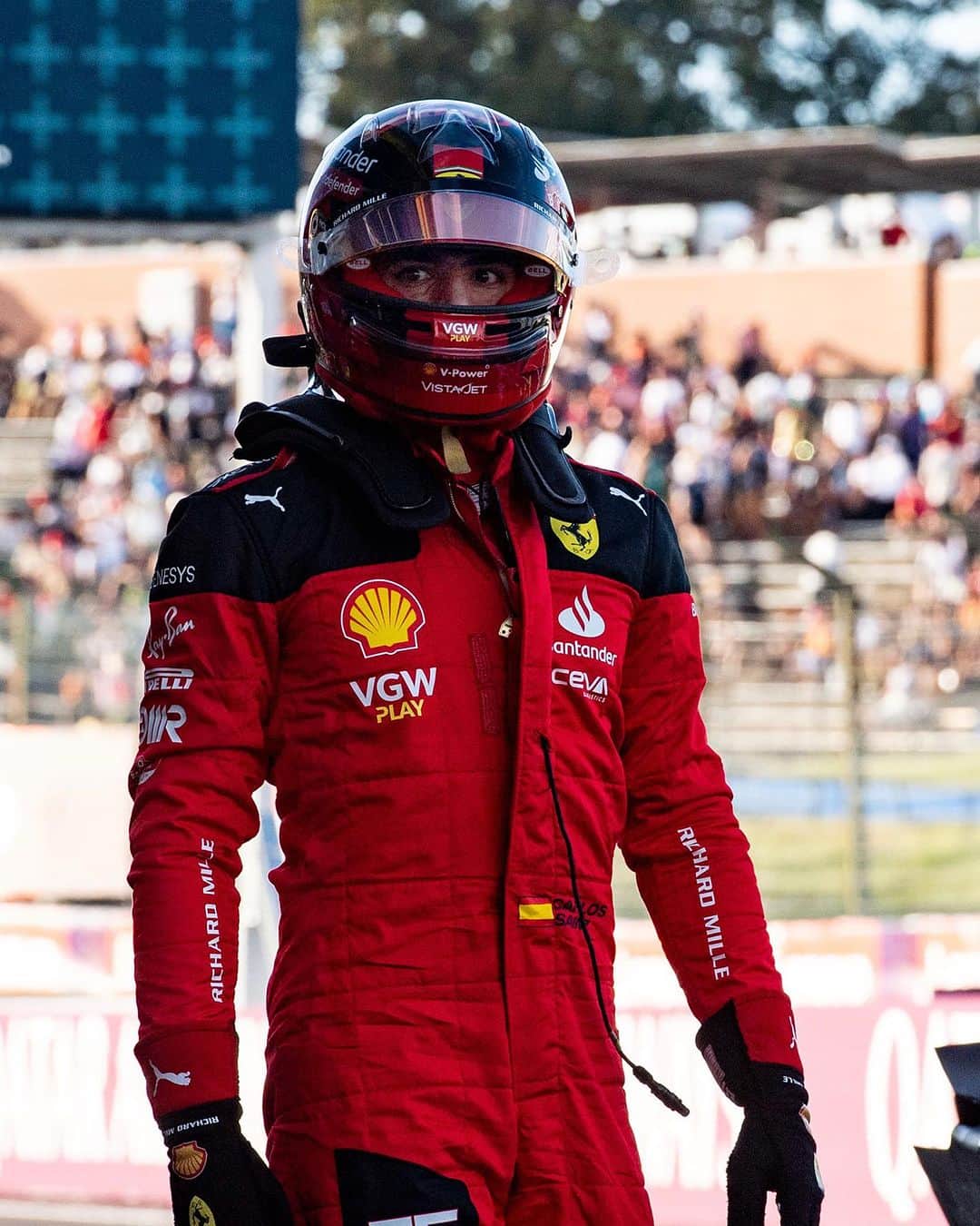 のインスタグラム：「Difficult Quali today. The different set-ups I’ve tried since yesterday didn’t work and my Q3 lap was not good either, so we start P6.  Tomorrow we’ll fight to try to score good points! 💪🏻  Quali difícil hoy, los diferentes set-ups que he probado desde ayer no han funcionado y mi vuelta de Q3 no ha sido buena, así que saldremos P6.  Mañana pelearemos para intentar conseguir buenos puntos.💪🏻  - #Carlossainz」