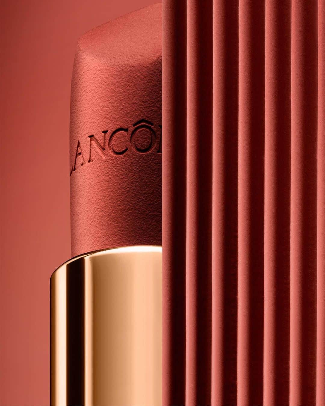Lancôme Officialさんのインスタグラム写真 - (Lancôme OfficialInstagram)「L’Absolu Rouge Drama Matte: chic. unique. sharp. fresh. Which side of you will you reveal? Swipe to discover new shades. Shade 196, shade 200, shade 336. Music by @kiddysmile. #Lancome #LAbsoluRouge #Makeup #ShowYourDrama」9月23日 18時08分 - lancomeofficial