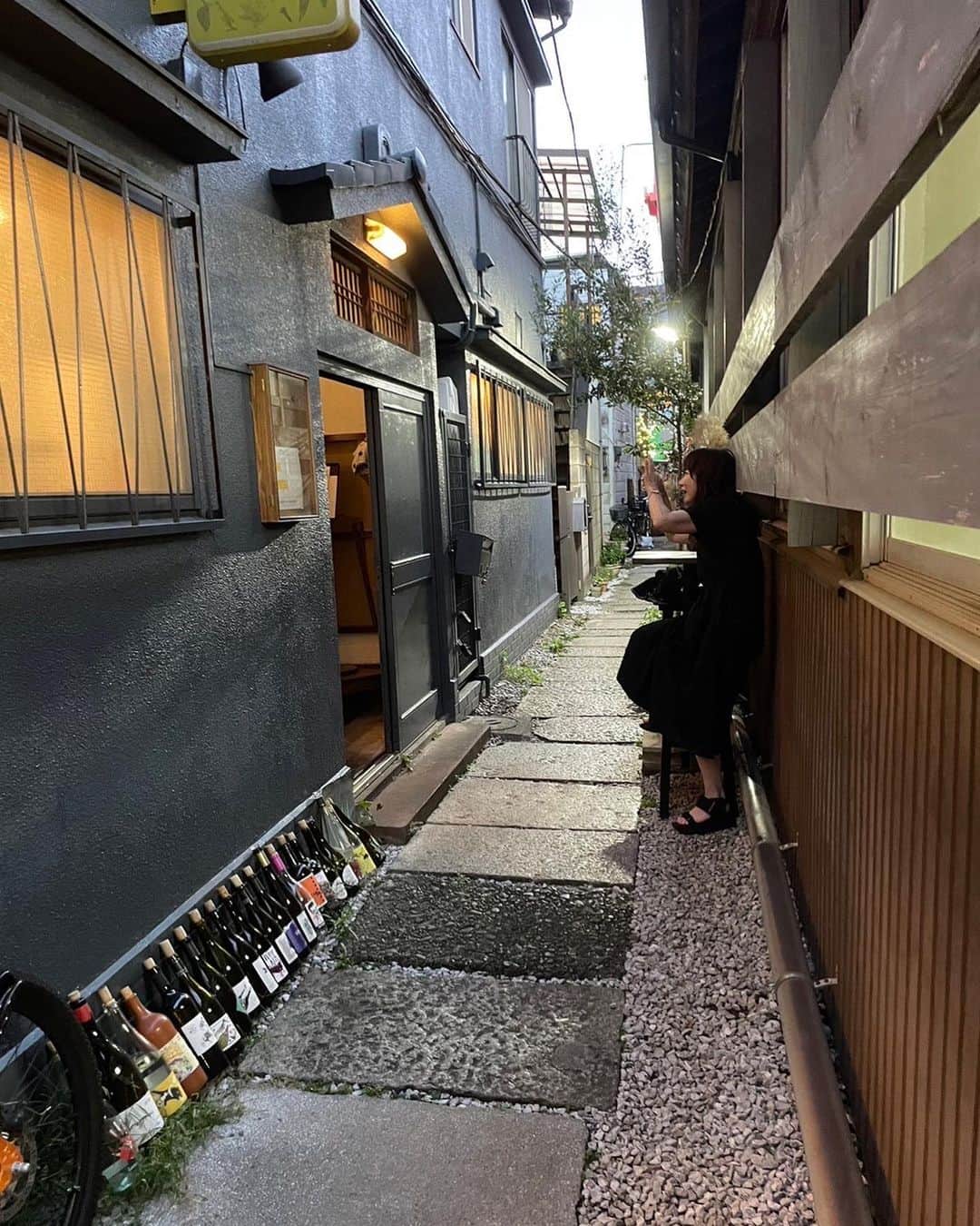 平松愛理のインスタグラム：「⁡ 都内某所 とある商店街の裏路地で見つけた とても素敵な古民家レストラン ⁡ 足で探すって ワクワクするね✨ ⁡ ⁡ ⁡ ▼GALLERY https://hiramatsueri-fc.com/gallery/ ⁡ ⁡ #商店街 #裏路地 #古民家」