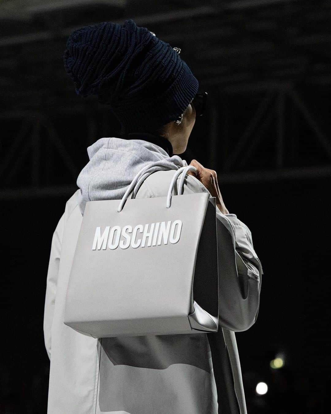Moschinoさんのインスタグラム写真 - (MoschinoInstagram)「A closer look at the show-stopping, high-shine accessories designed by @carlynecerfdedudzeele for #MoschinoSS24.   #Cerfstyle #Moschino40Years #MFW」9月23日 18時12分 - moschino