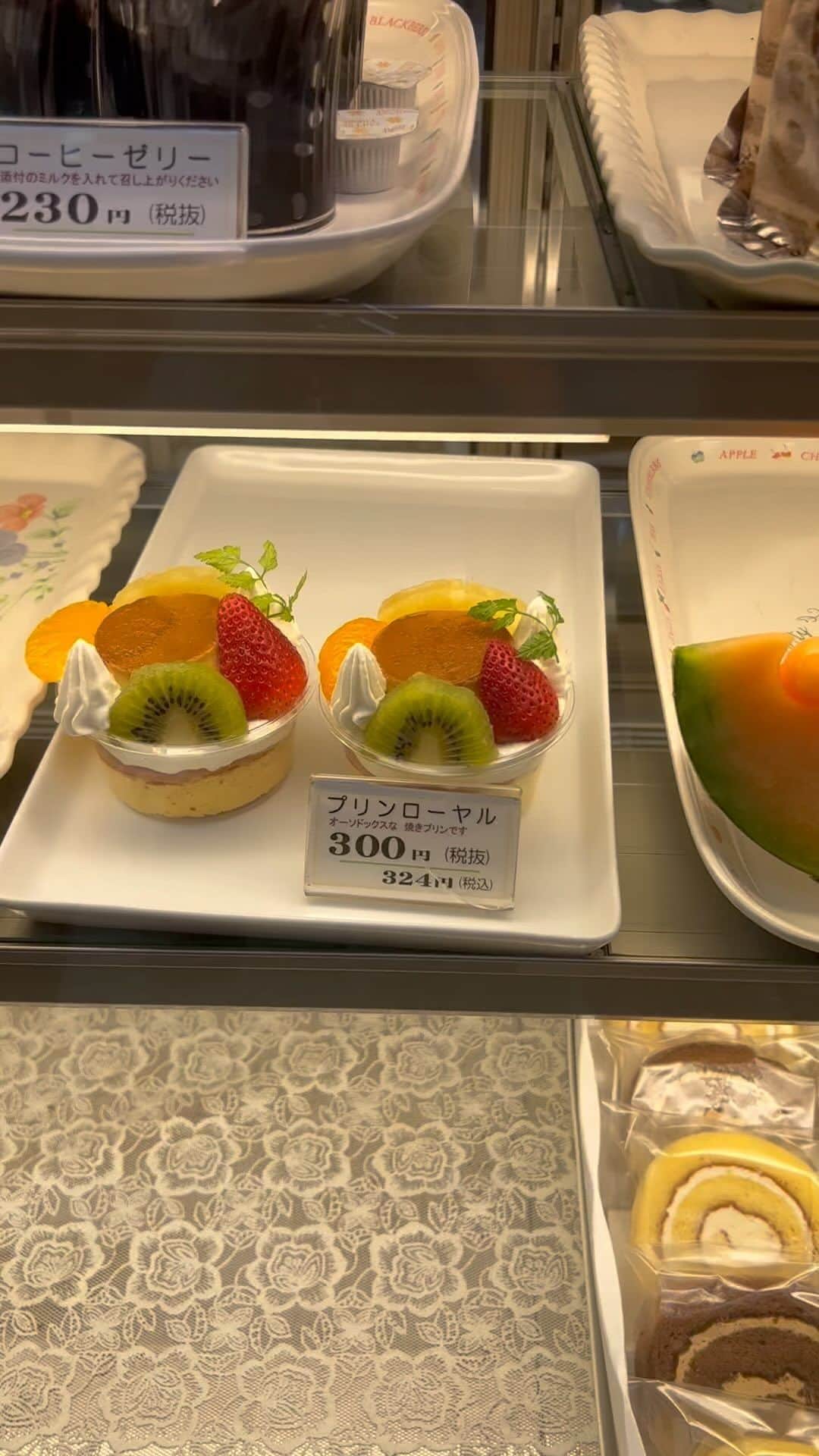 CHARAのインスタグラム：「実家の近くの ケーキ屋さん 半分のスペースは和菓子もあって  子供の時に家から歩いて買いに行けるケーキ屋さん ケーキ一個とか買いに来てたので 懐かしくて  40数年ぶりに入店  大好きだったのは、レモンロールだったのに 間違えて  レモンケーキありますか？！って言ってしまったーーー  今、妹からの情報で気がつきました。  レモンロールやーーーー でも、見た所レモンロールのルックを発見できなかったので無くなったのかも。。  人気のケーキじゃなかったのかな？我が家で人気なだけだったのか。。 先代のオリジナルで無くなってしまったのか  今度行った時に、お聞きしてみよう  レモンロール🍋 チョコレートでコーティングされている 小さいロールケーキの様な形の  目に入ってきている色彩が  高さは変わってるけど 似てて  ２代目店主も私も歳取ってて 不思議な空間  爽やかレモンのクリーム  #川口市のケーキ屋さん#松月堂」