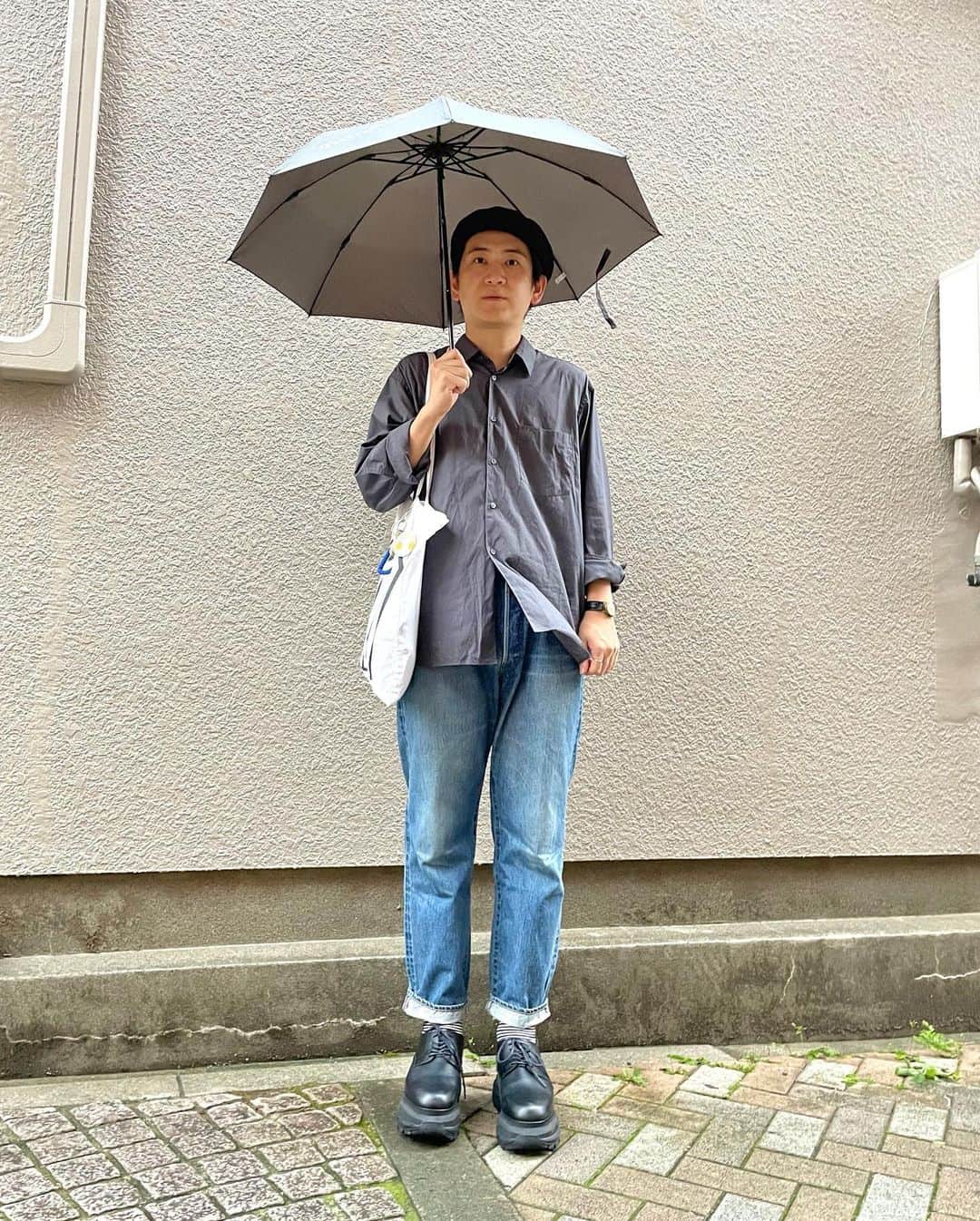 中込悠のインスタグラム：「今日は 『秋、始まった人』。  長袖を着ても大丈夫だったので、秋と言って差し支えないでしょう。みなさまもどうぞ。  beret:#kijimatakayuki  shirt:#commedesgarconsshirt  pants:#apresse  shoes:#sacai  umbrella:#montbell   #秋  #秋コーデ  #ootd  #エレガント人生中込  #エレガント人生」