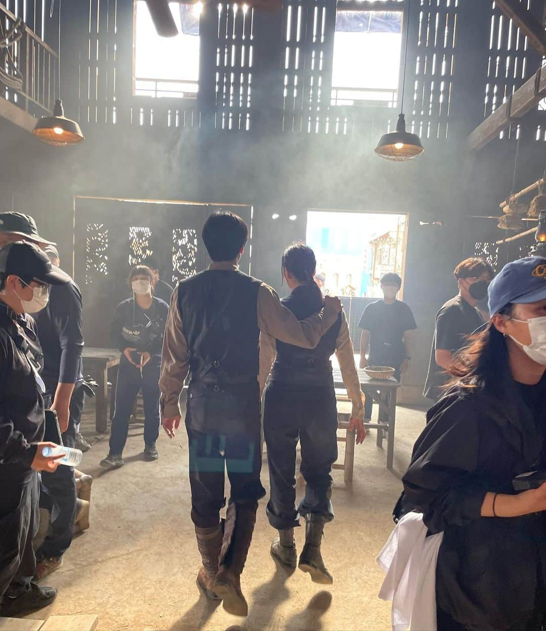 イ・ホジョンさんのインスタグラム写真 - (イ・ホジョンInstagram)「화해중 🤝🏼  #도적 #songofthebandits @netflixkr」9月23日 18時13分 - holly608