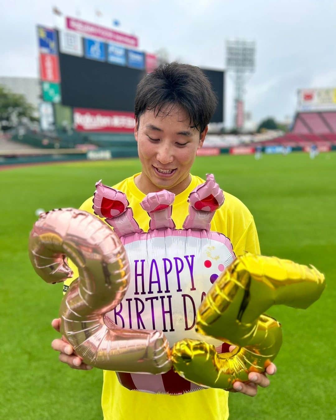 藤平尚真のインスタグラム：「.  私事ですが先日 25歳の誕生日を迎えました‼︎  まずは、丈夫な体に産んでくれた 母親に感謝をしたいです👨‍👩‍👦  そして、家族。友人。チーム関係者の方々 25歳の藤平尚真も宜しくお願いします‼︎  チームはCSに向けて大事な時期です。  チームに貢献できるよう 精一杯頑張っていきます。  ファンの皆さん必ずCS行きましょう🔥  #クライマックスシリーズ #25歳」