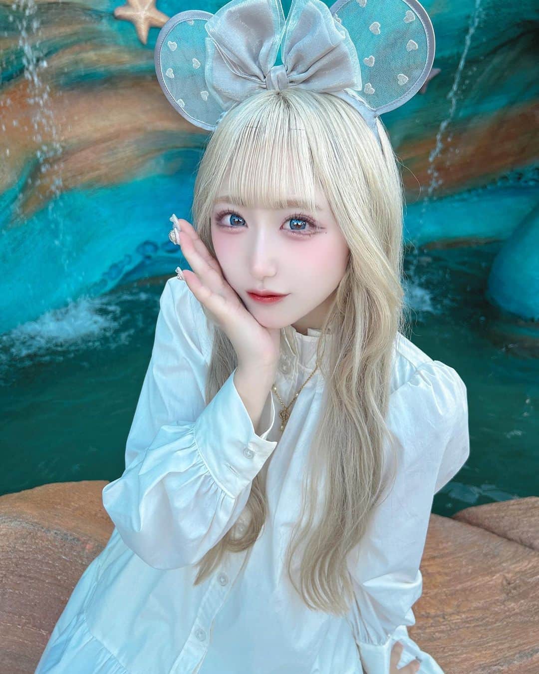 椎名栞のインスタグラム：「シー行くと絶対撮るエリア🐬🫧‪🩵 . . . . .  #disney #disneysea #アイドル」