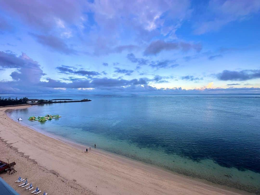 宮脇詩音のインスタグラム：「OKINAWA⛱️ 家族や親族たちとみんなで沖縄😌 なかなかこんな機会もないので（最初で最後かなぁ🥹） 一瞬一瞬を噛み締めて楽しみます😌☀️ 私自身プライベートでの沖縄は初！」